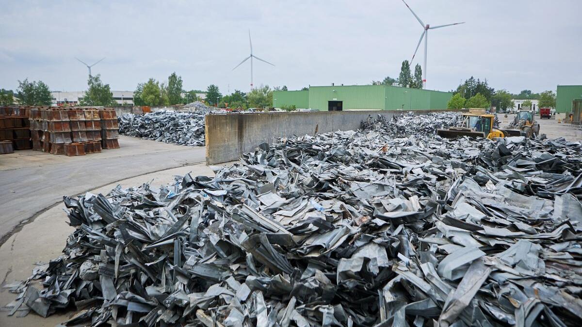 Brand na ontploffing bij zinkverwerkingsbedrijf Rezinal in Heusden-Zolder