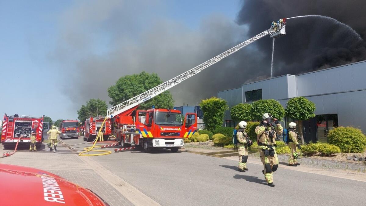 Grote bedrijfsbrand in Lanaken, Maastricht om hulp gevraagd
