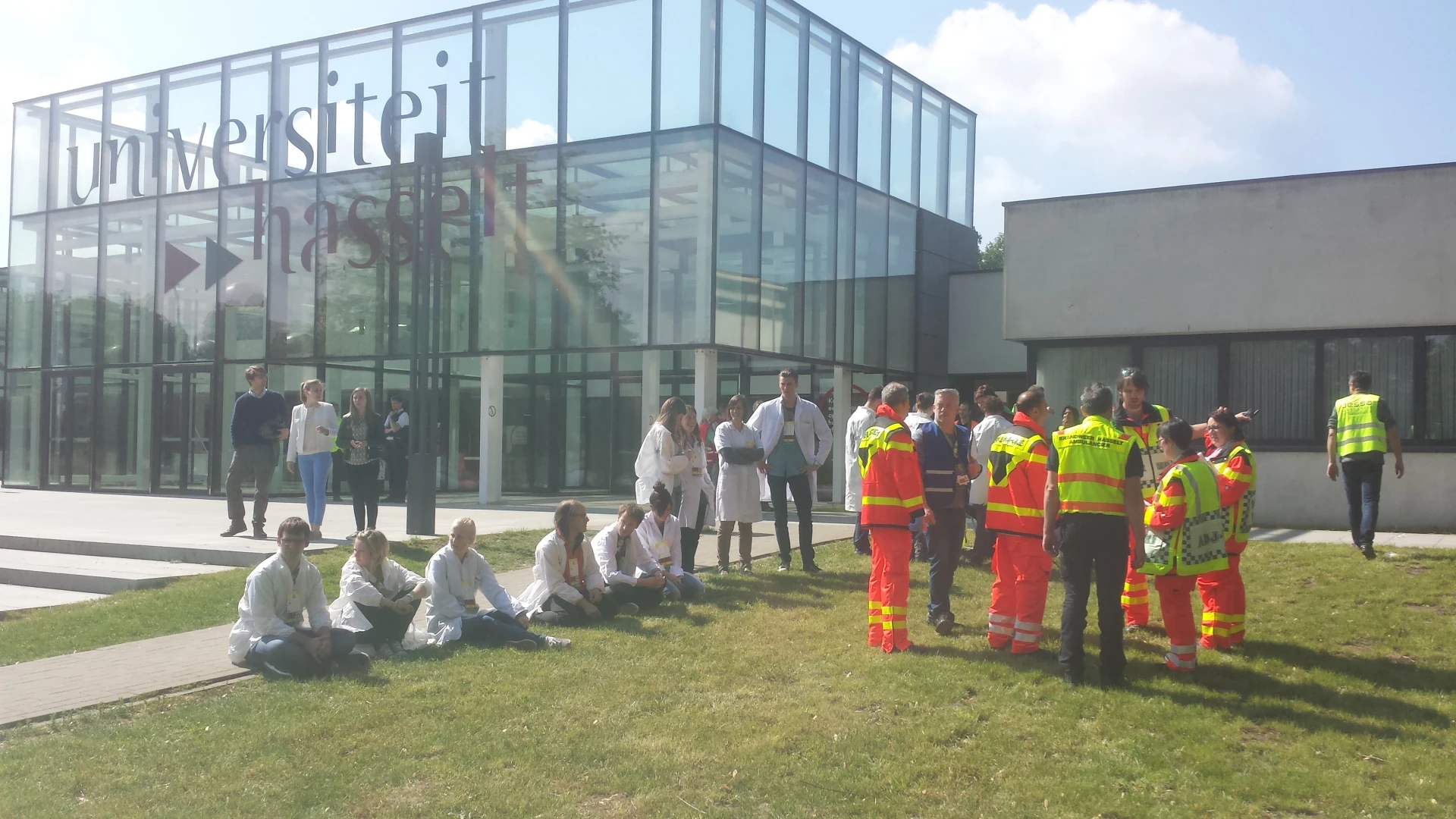 Aan de Universiteit Hasselt campus Diepenbeek staan de studenten buiten
