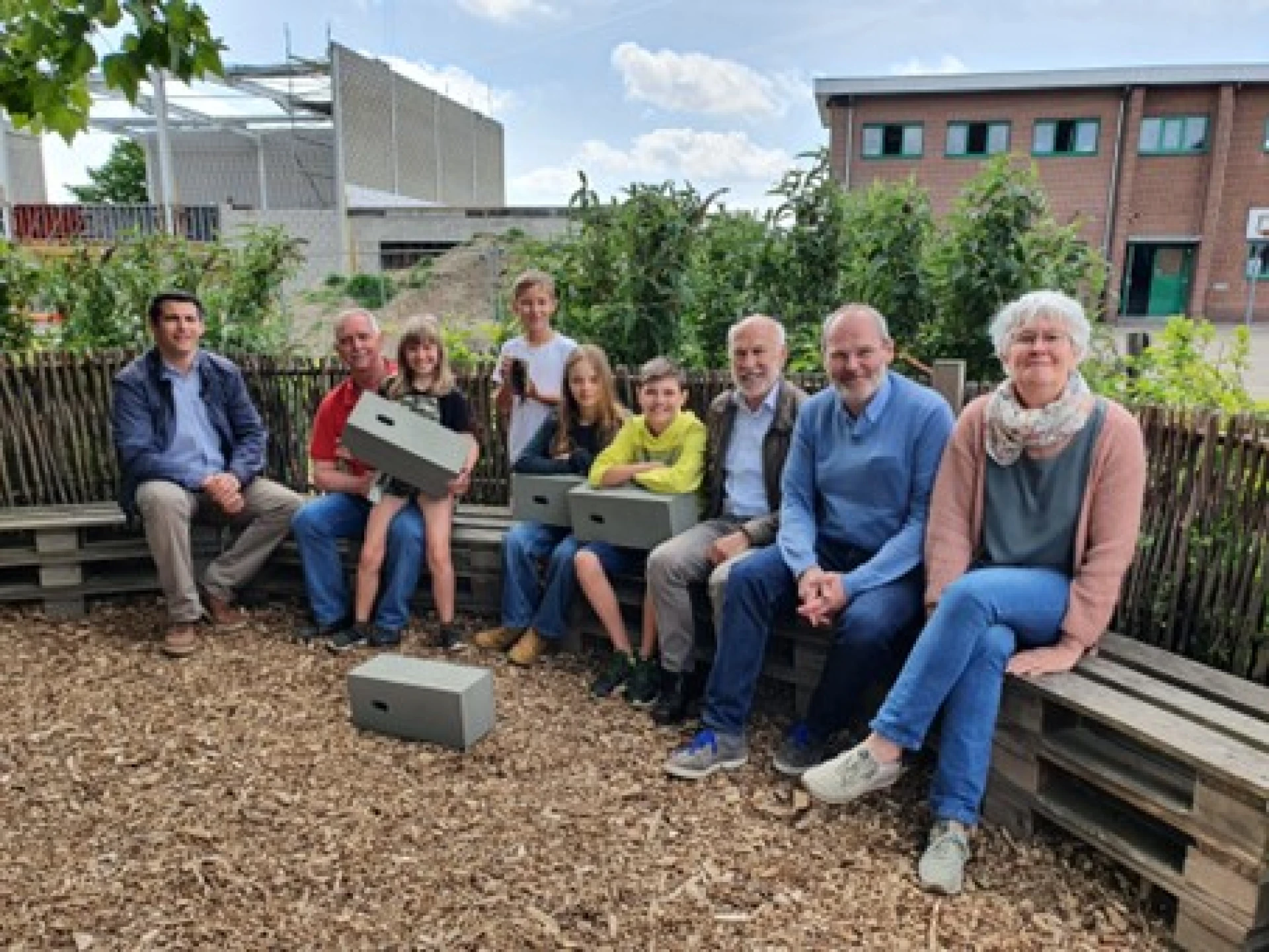 Basisschool Don Bosco Gerdingen krijgt 16 nestkasten voor gierzwaluwen