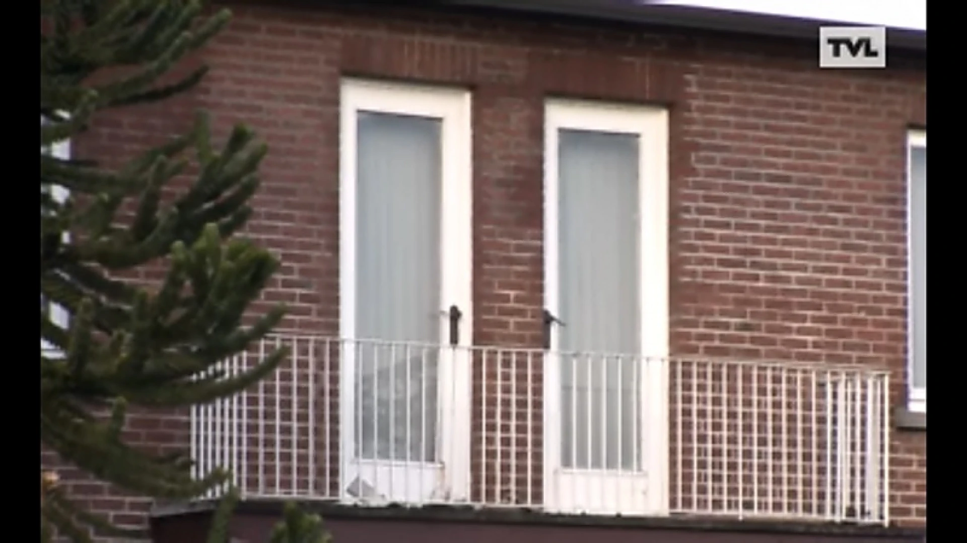 Ook dak van Dilsense villa in vlammen op door vuurpijl