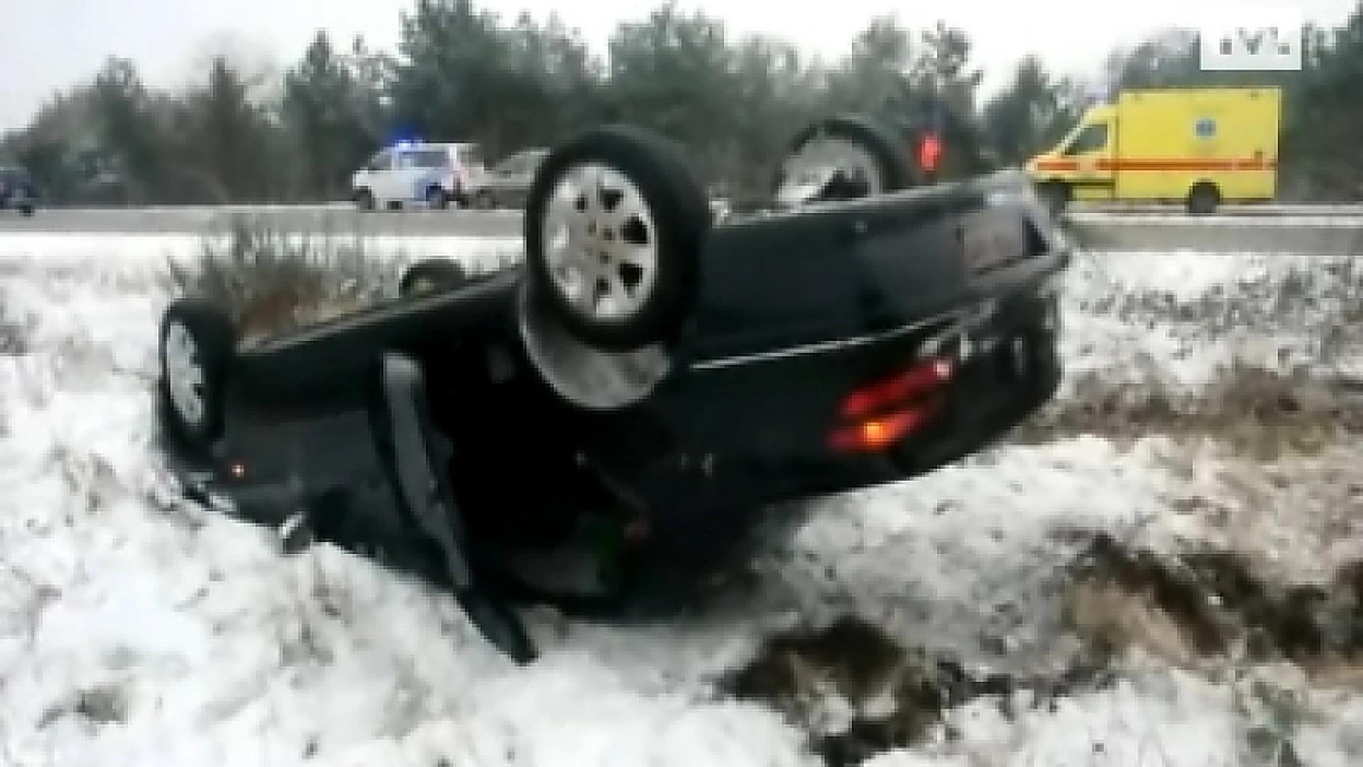 Auto over de kop op N74 Overpelt