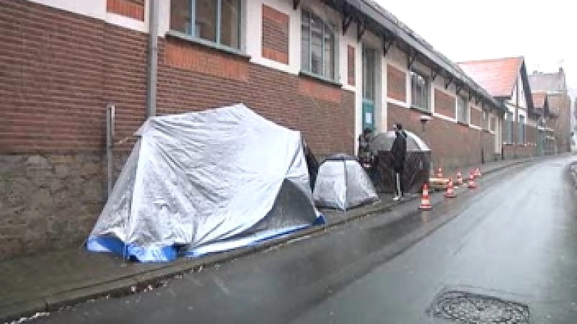 Kamperende ouders voor Sibbo Tongeren binnen opgevangen