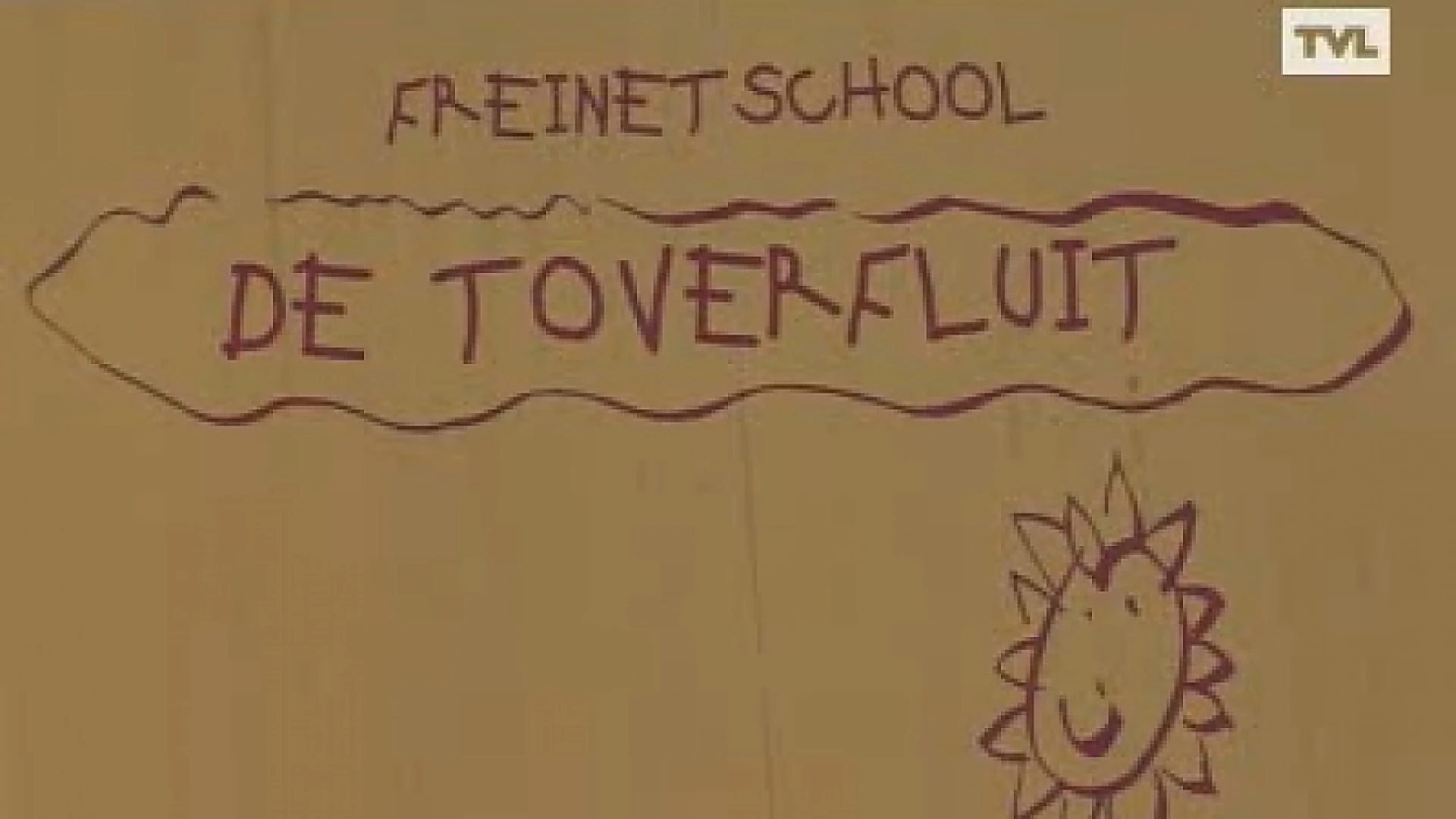 Ouders slaan tenten op aan schoolpoort