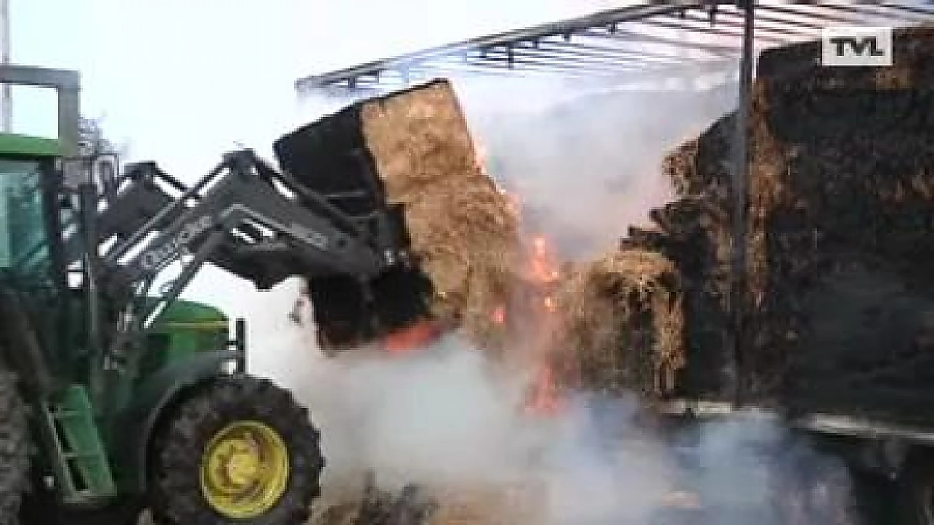 Brandende strowagen zorgt voor zware rook