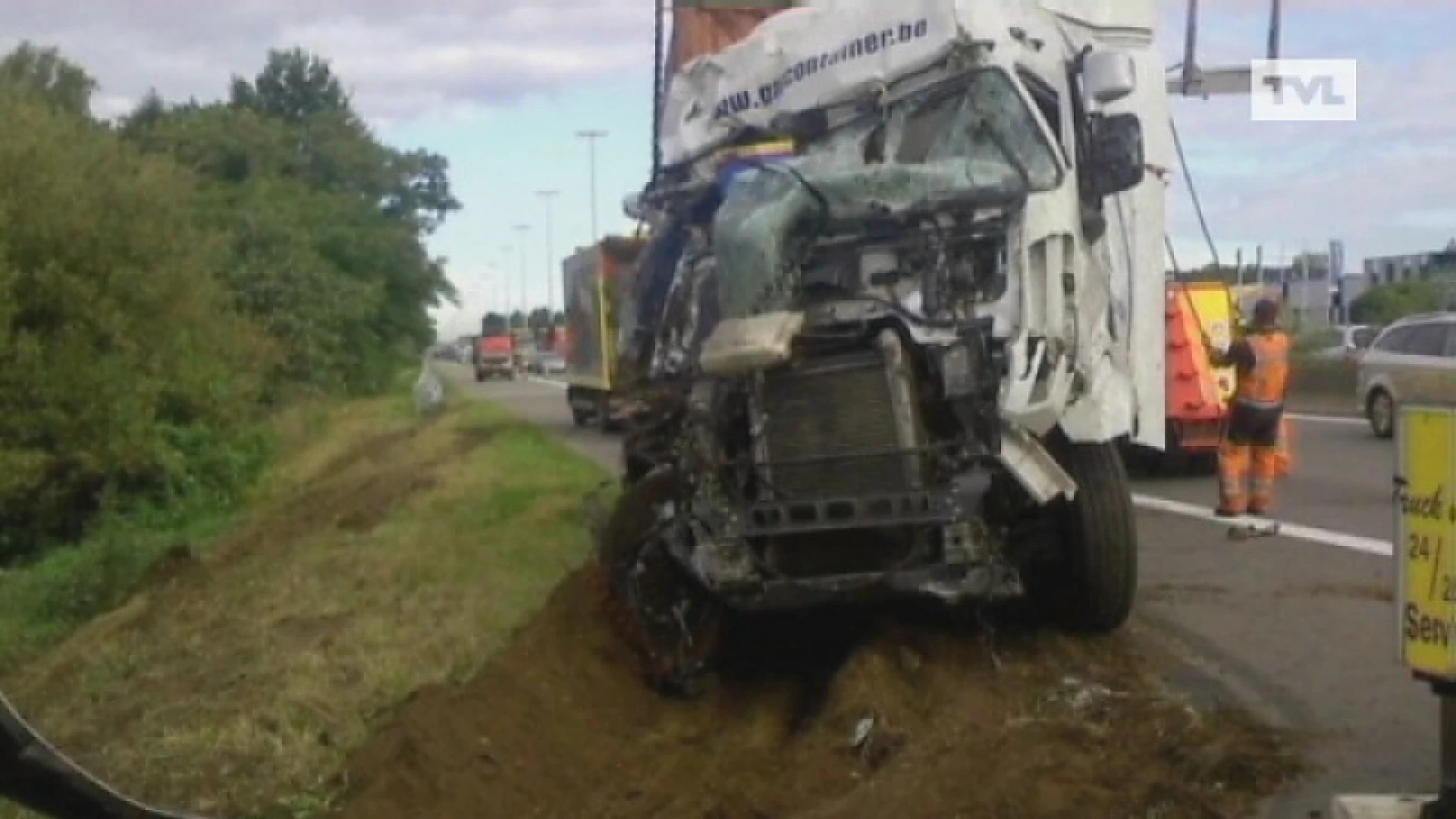 Vrachtwagen over de kop op E313 Beringen