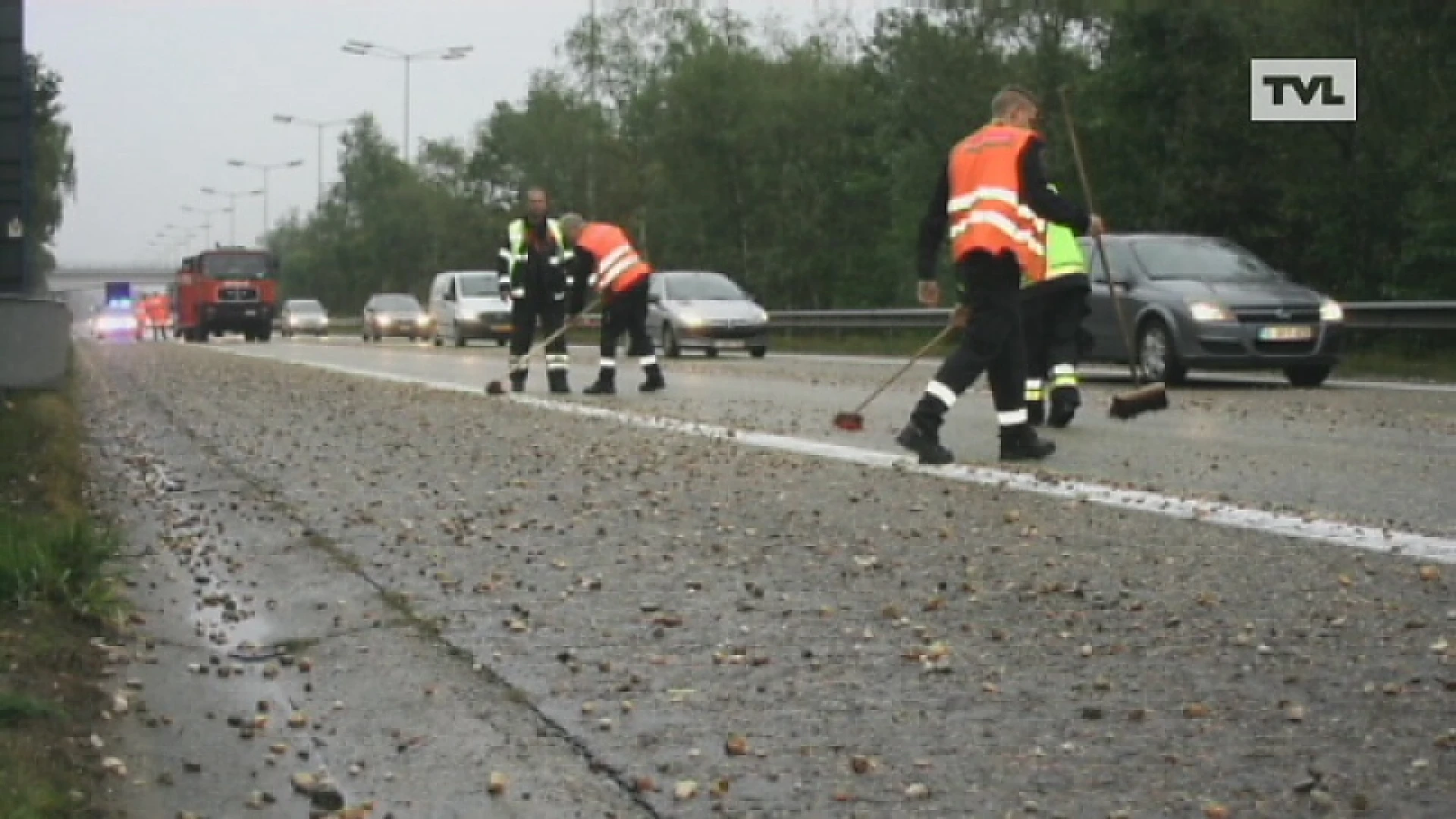 Vrachtwagen verliest lading kiezels op E314