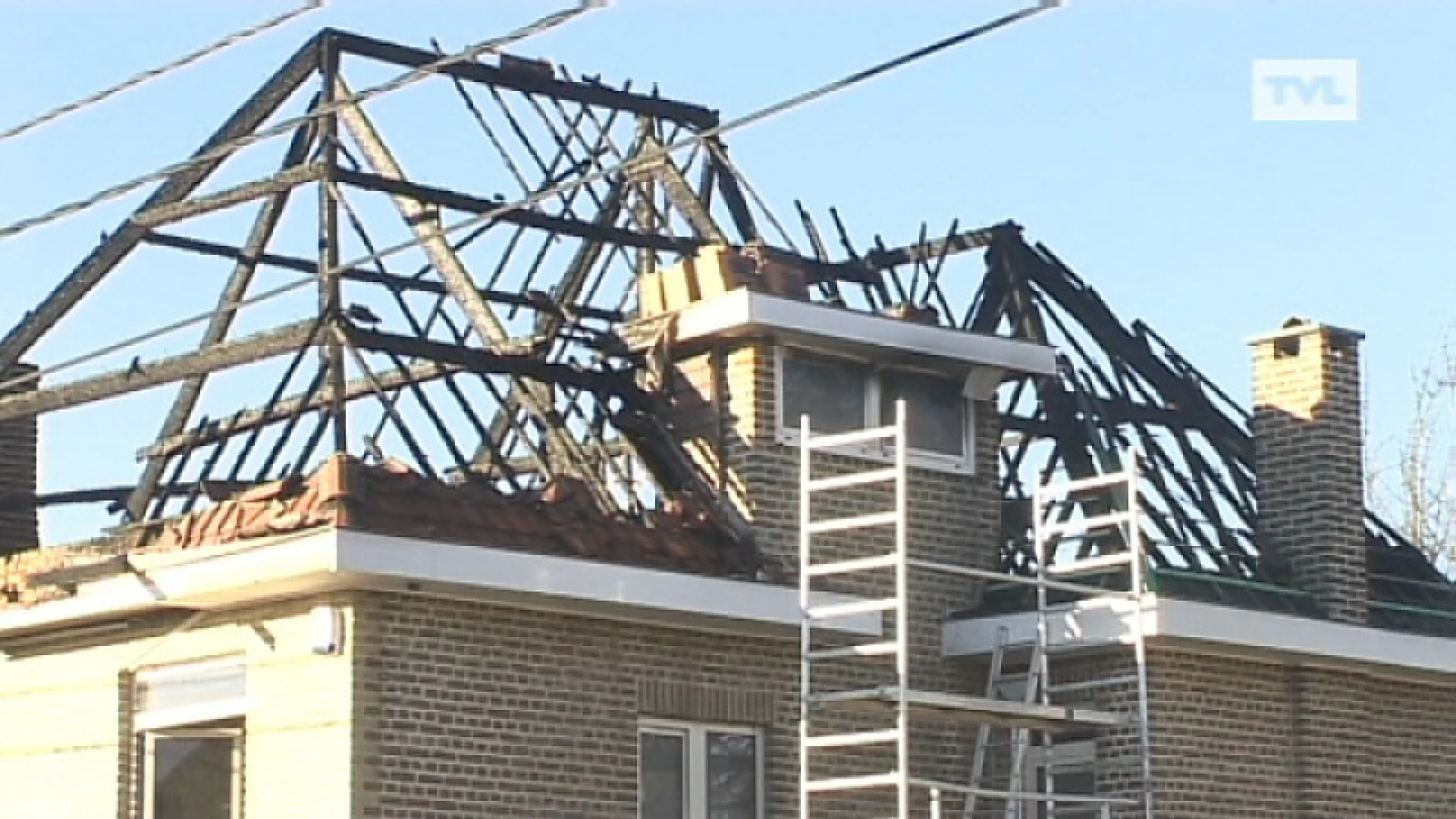 Brand legt woning in de as in Heers