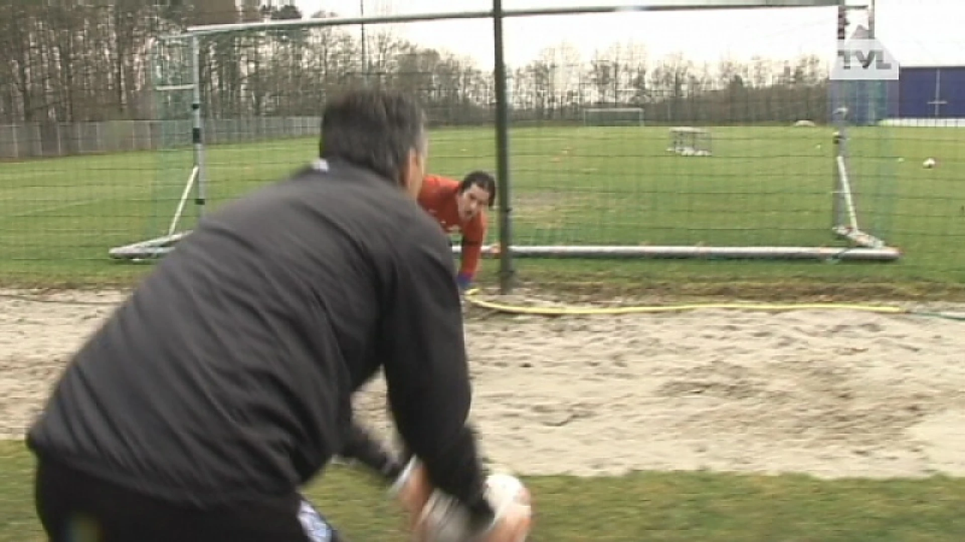 Genk-doelman Laszlo Köteles traint in zijn eentje voort