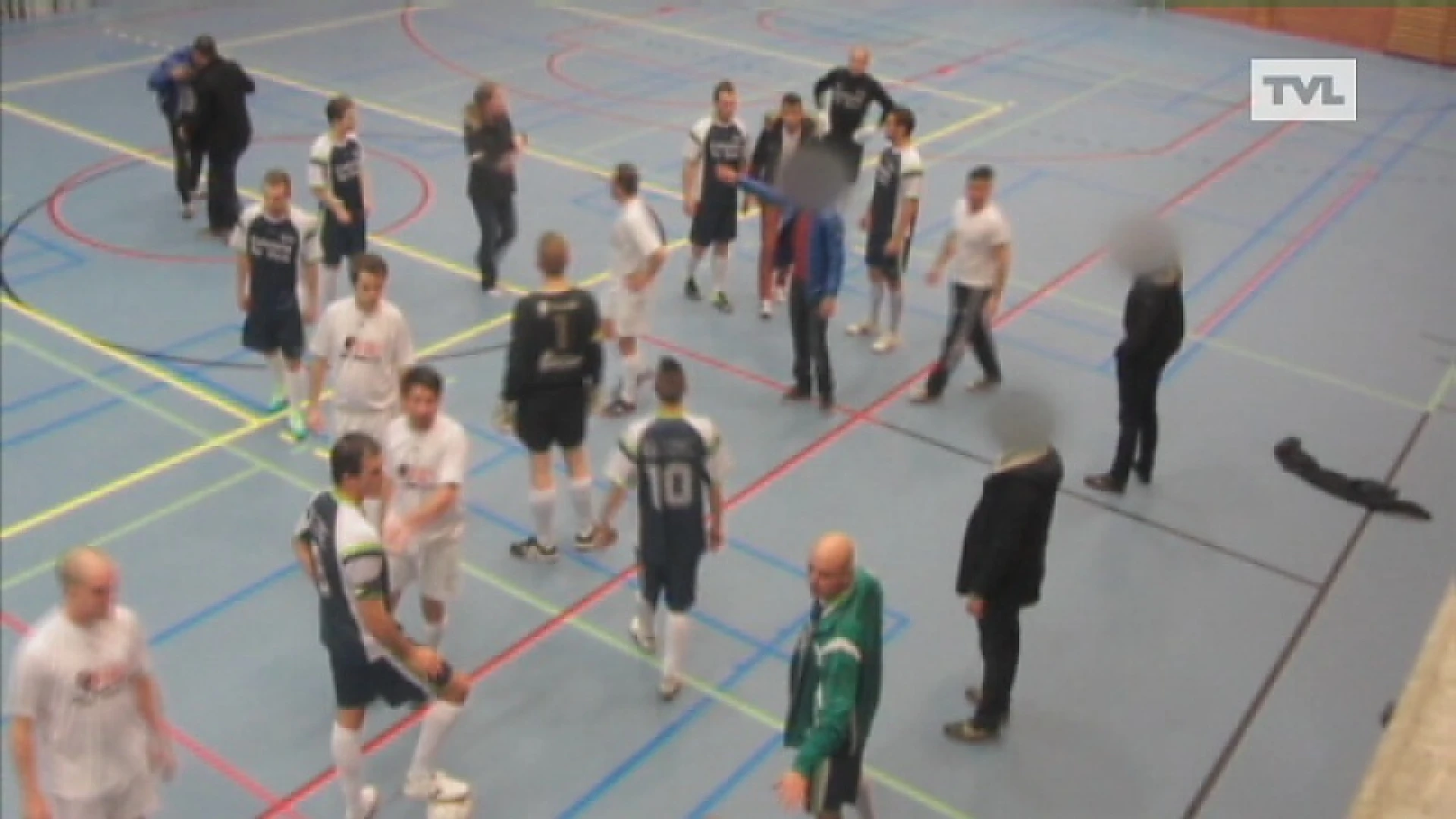 14-jarige deelt klappen uit aan scheidsrechter zaalvoetbal