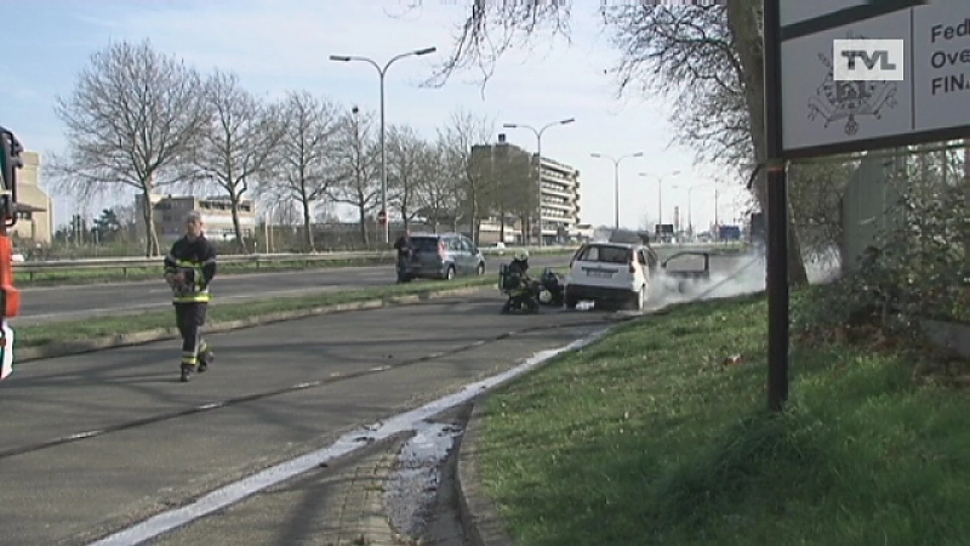 Man en neefje op nippertje uit brandende wagen