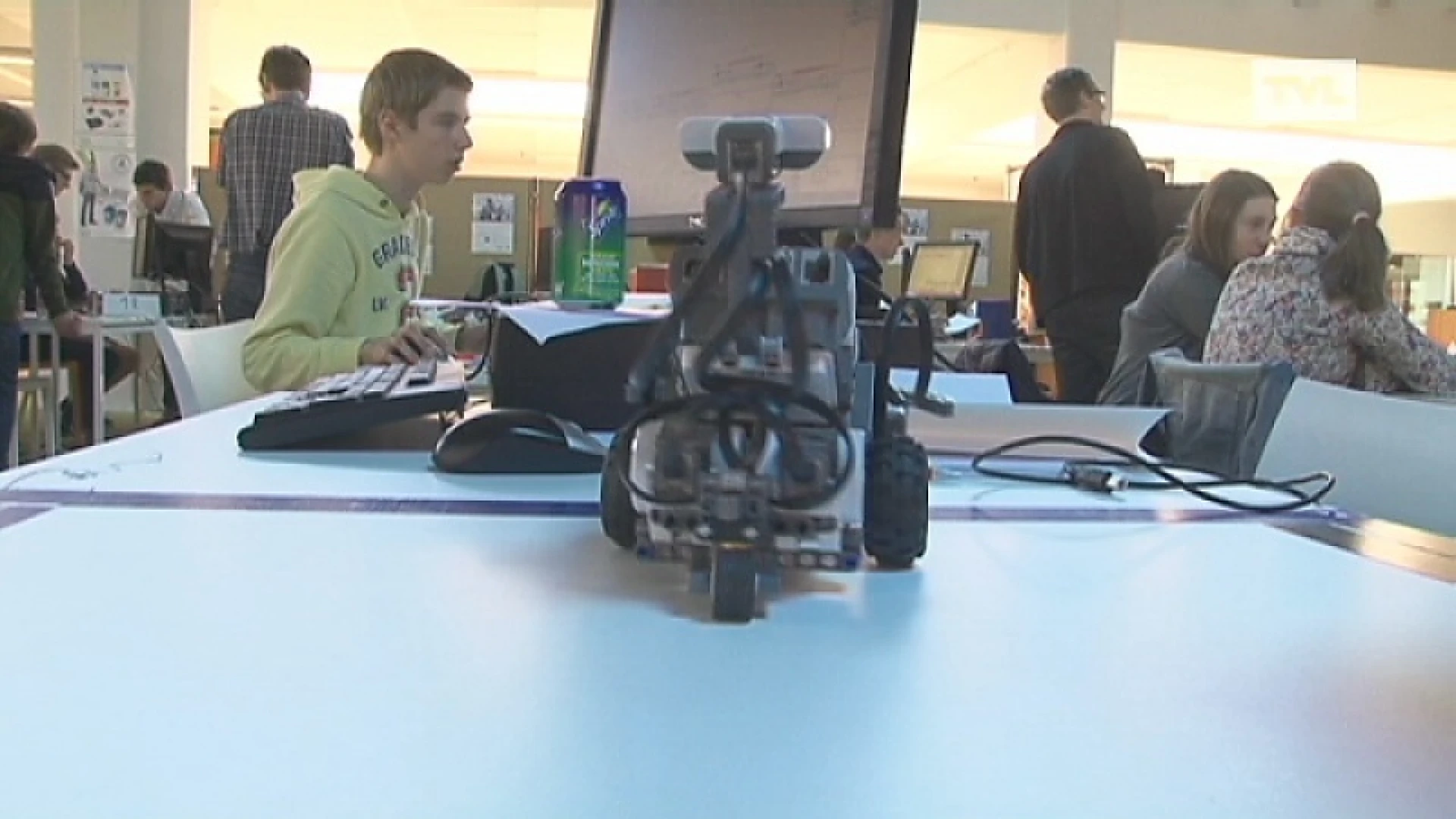 Jongeren laten robots opdraven op UHasselt