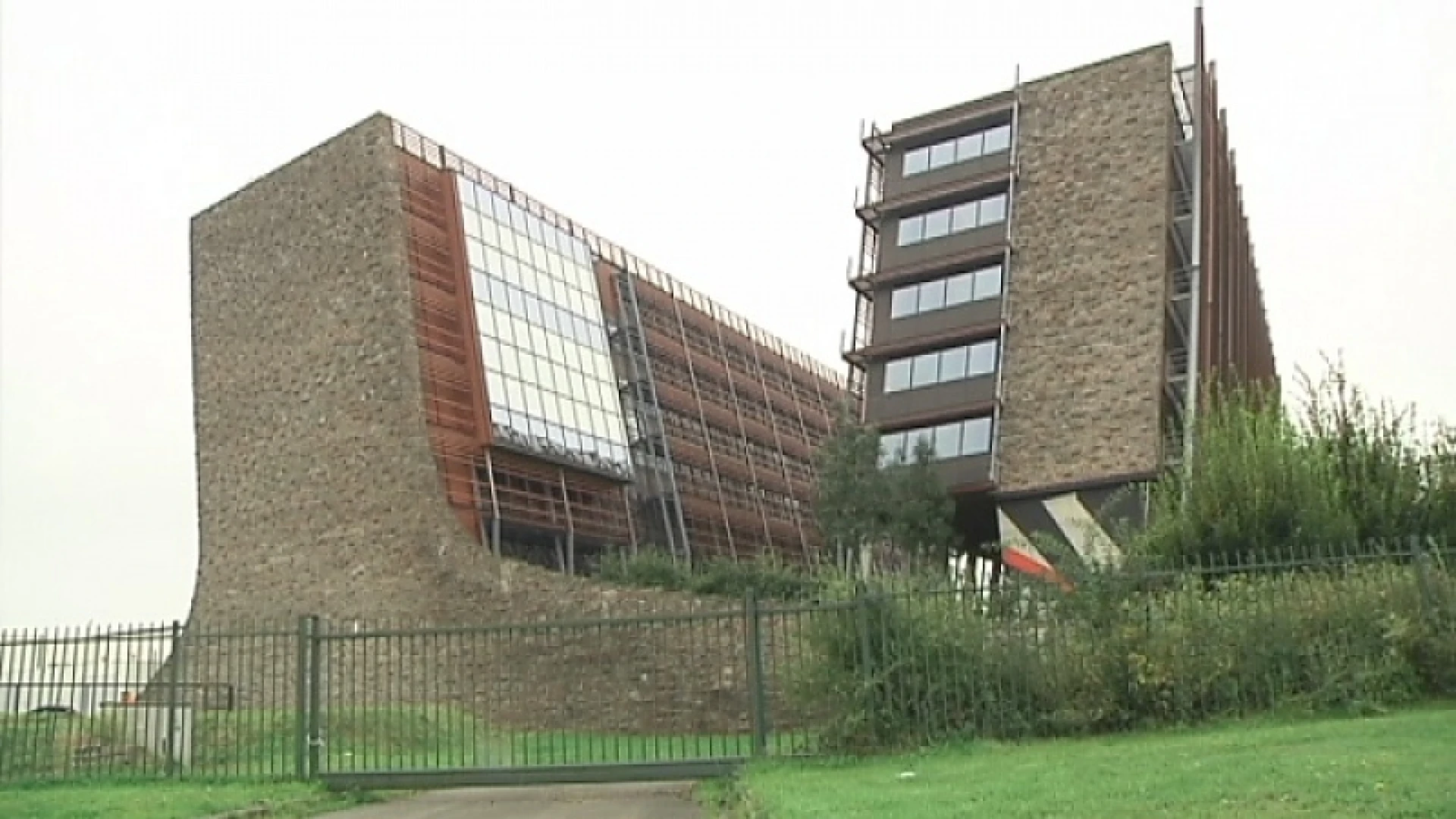 Provinciegebouwen in de uitverkoop?