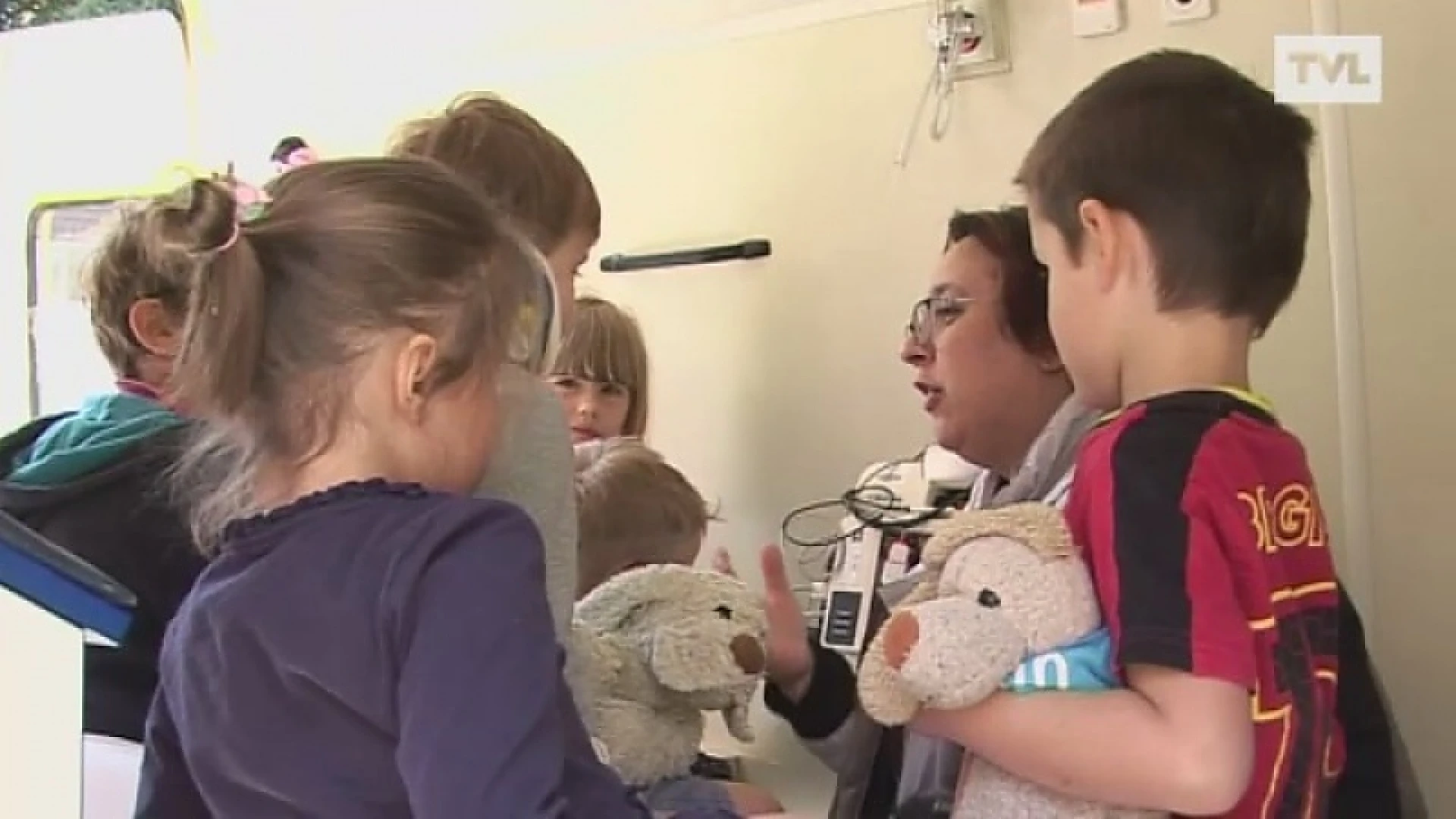 Kinderen en hun knuffel maken kennnis met het ziekenhuis