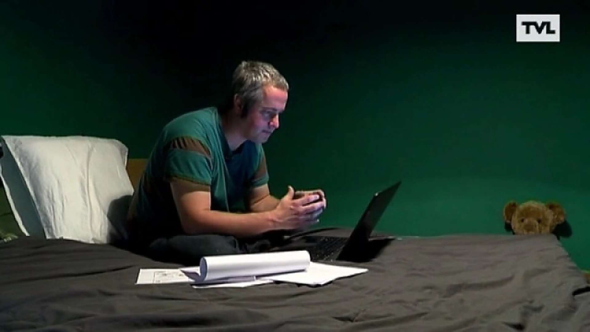 Docent PXL geeft les vanuit zijn bed