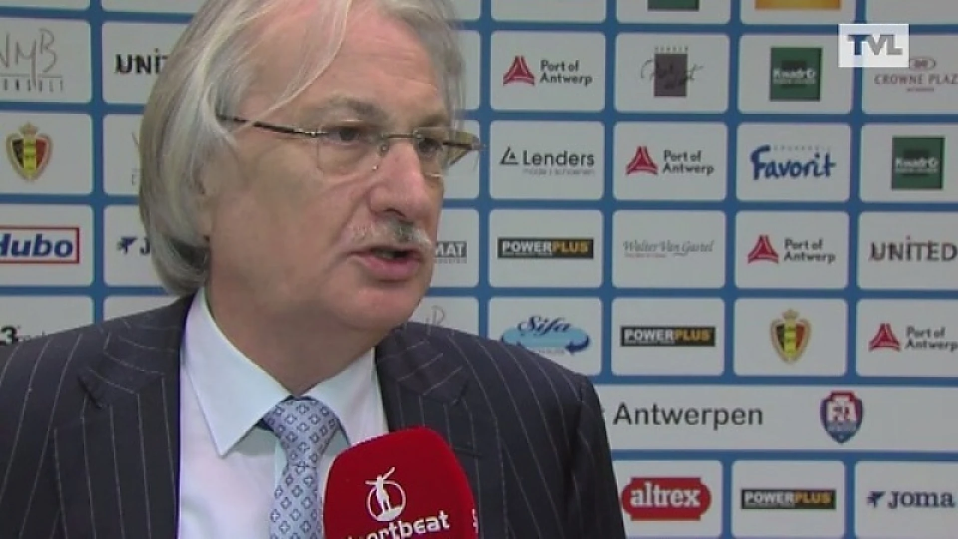 Voorzitter Gelko Hasselt legt uit waarom hij trainer en halve ploeg ontslaat voor de camera