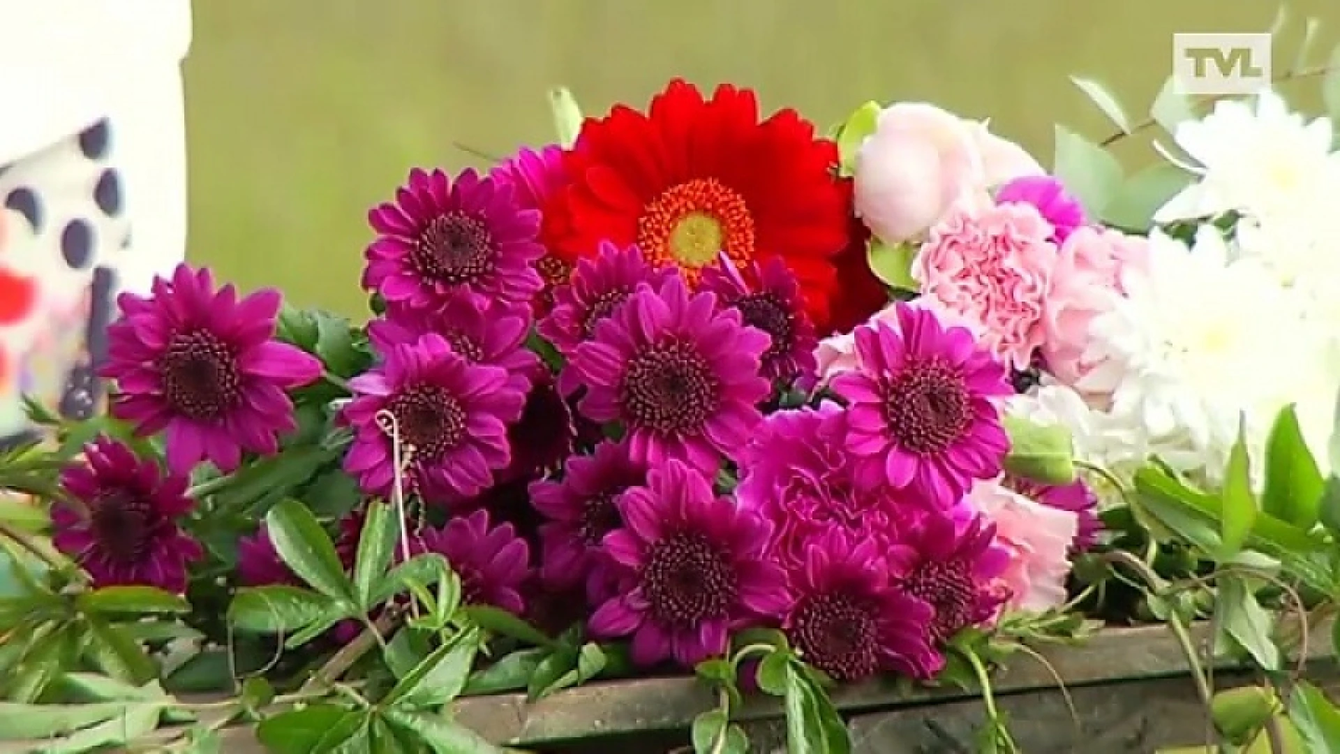 Oude spullen versieren met bloemstukjes