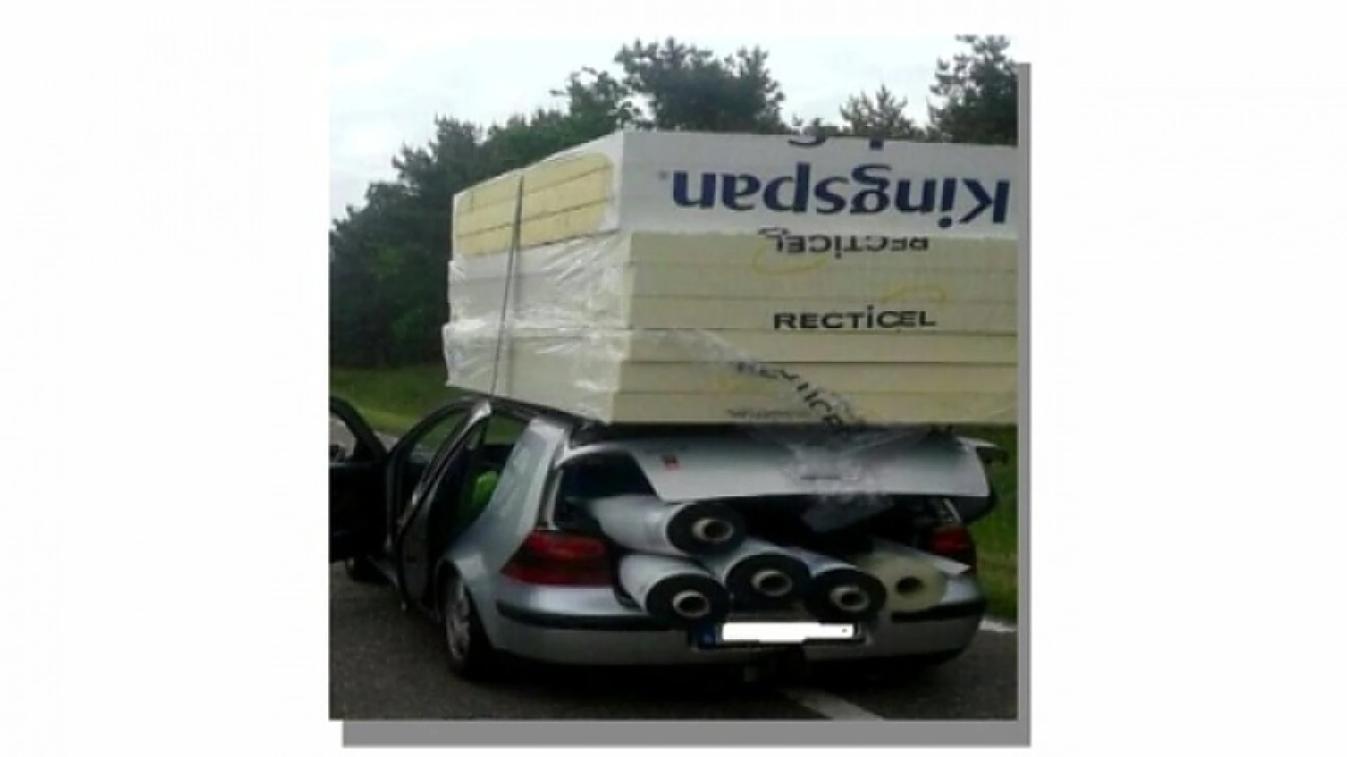 Overladen auto van weg geplukt in Lommel