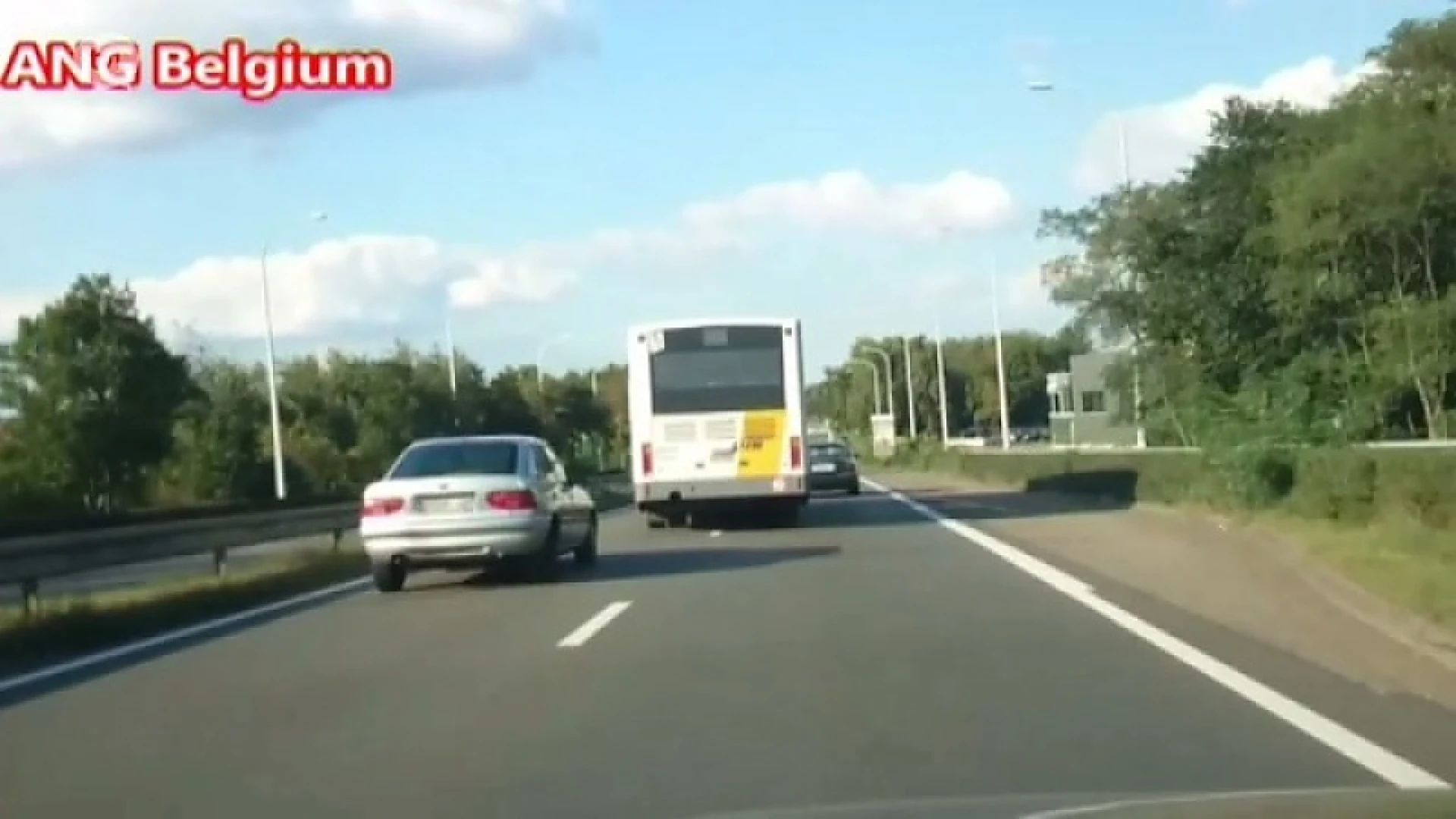 Chauffeur De Lijn raast tegen 100 km per uur over de weg