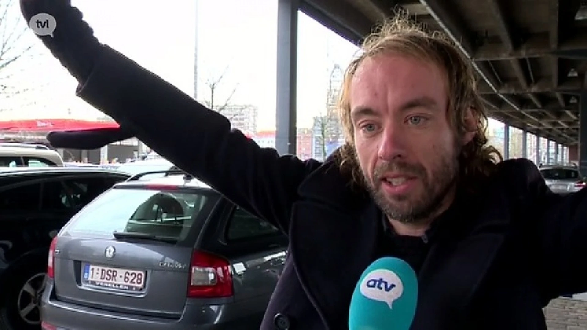ATV-sportjournalist uit wagen gesleurd, geboeid en onder schot gehouden