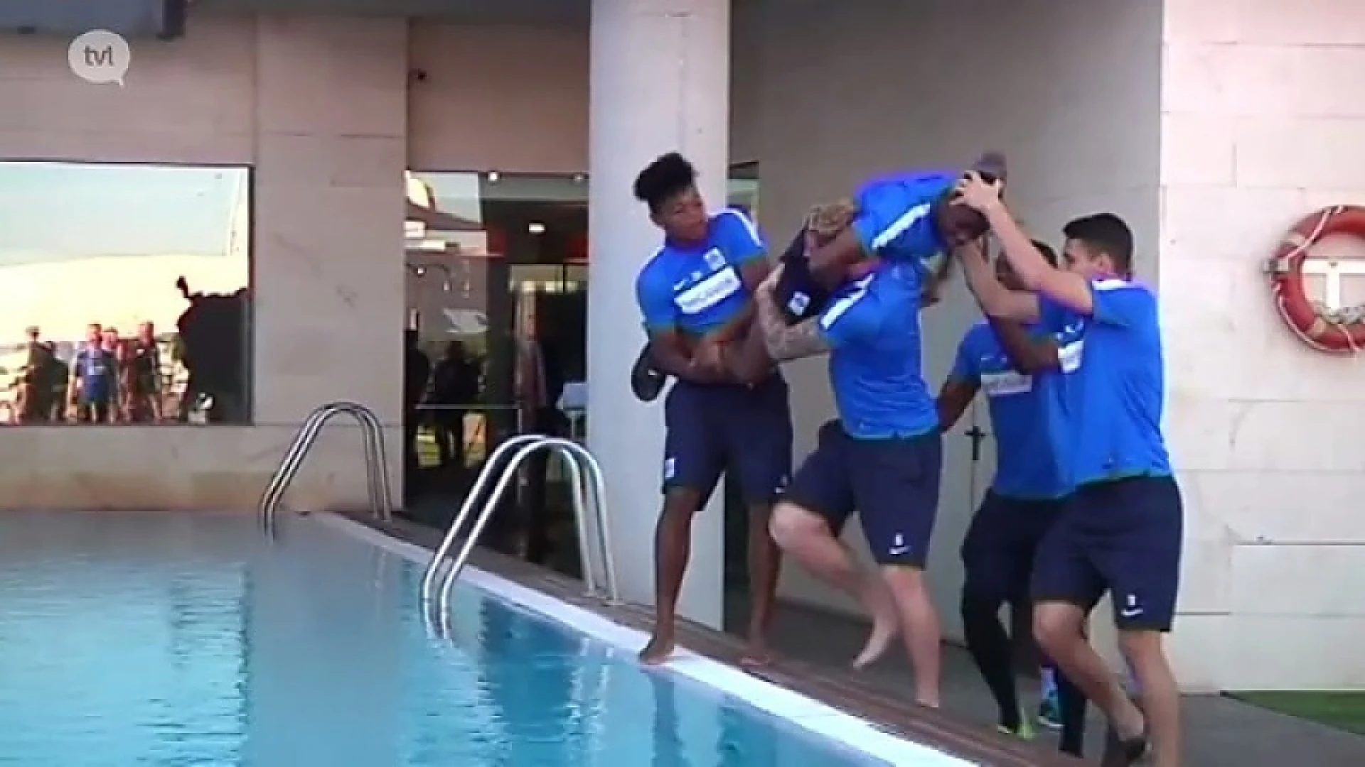 Bij Racing Genk moeten alle nieuwkomers in het water
