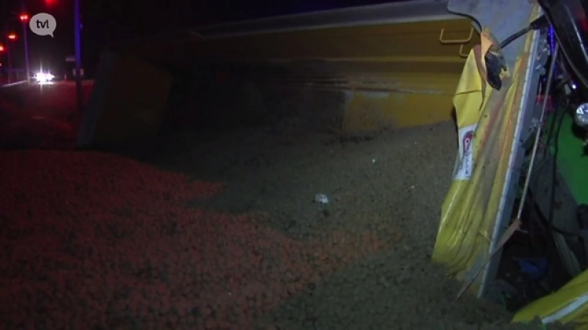 Tractor met 20 ton aardappelen belandt in de gracht