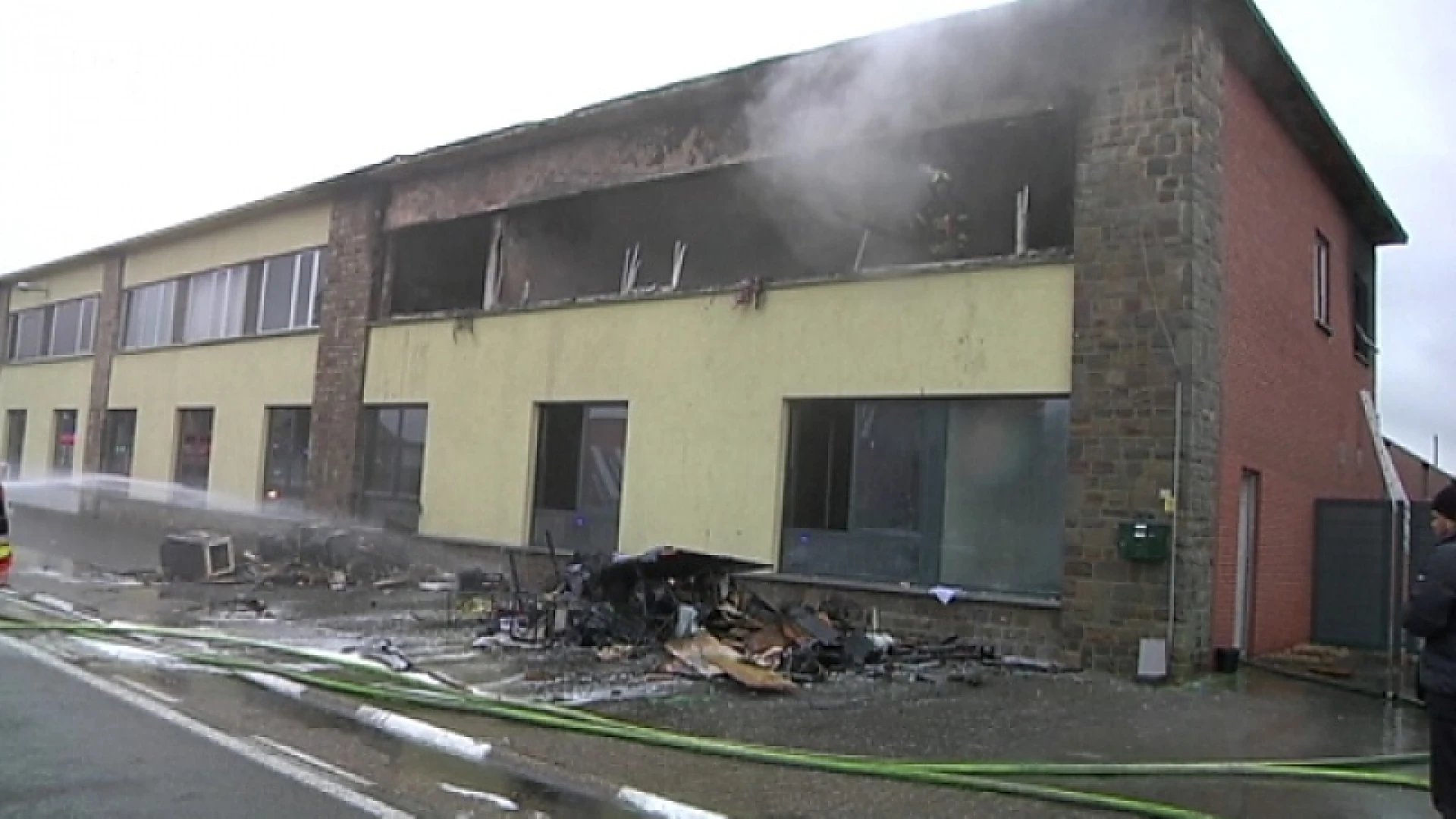 Zware woningbrand in Lommel, studio brandt uit in Hasselt