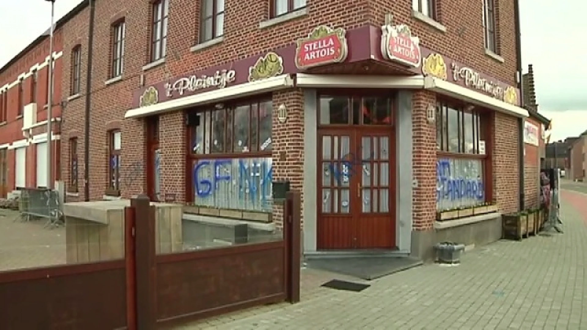 Café in Borgloon beklad met slogans van Racing Genk