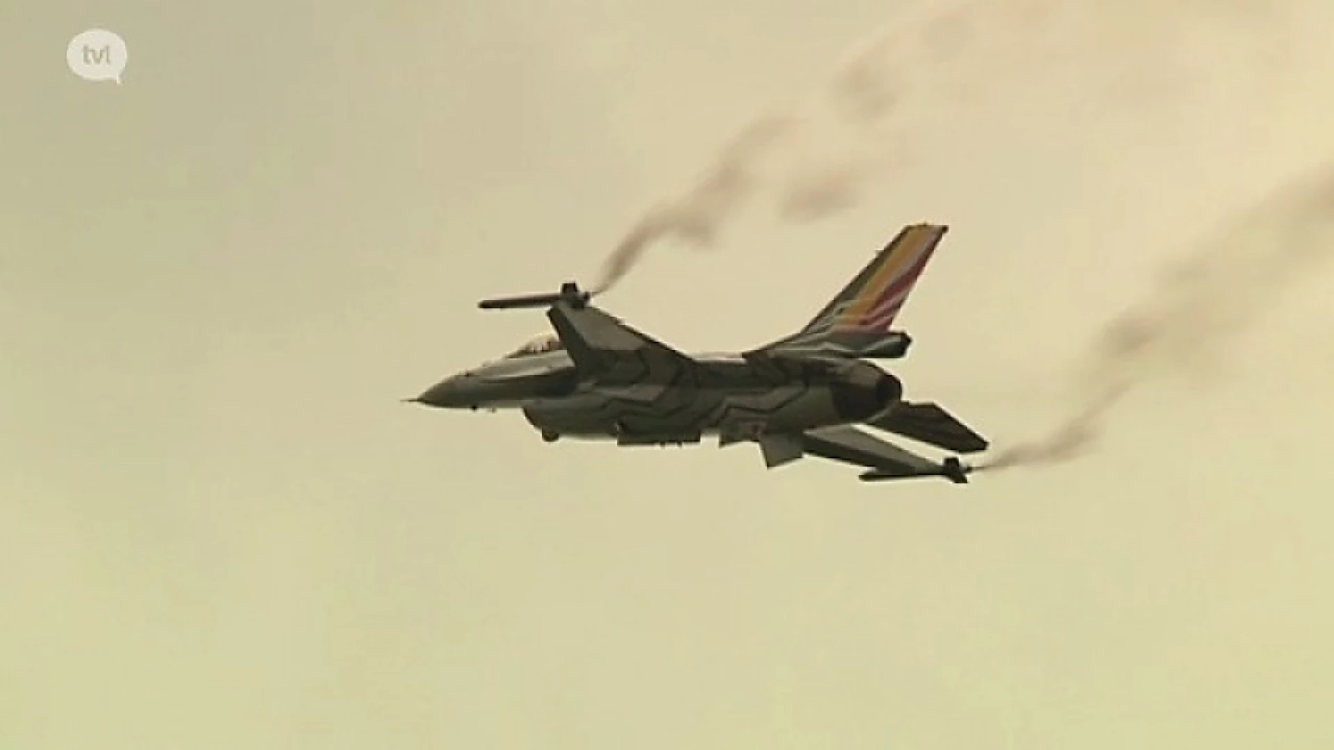 Spectaculaire stunts van F16's in Kleine Brogel