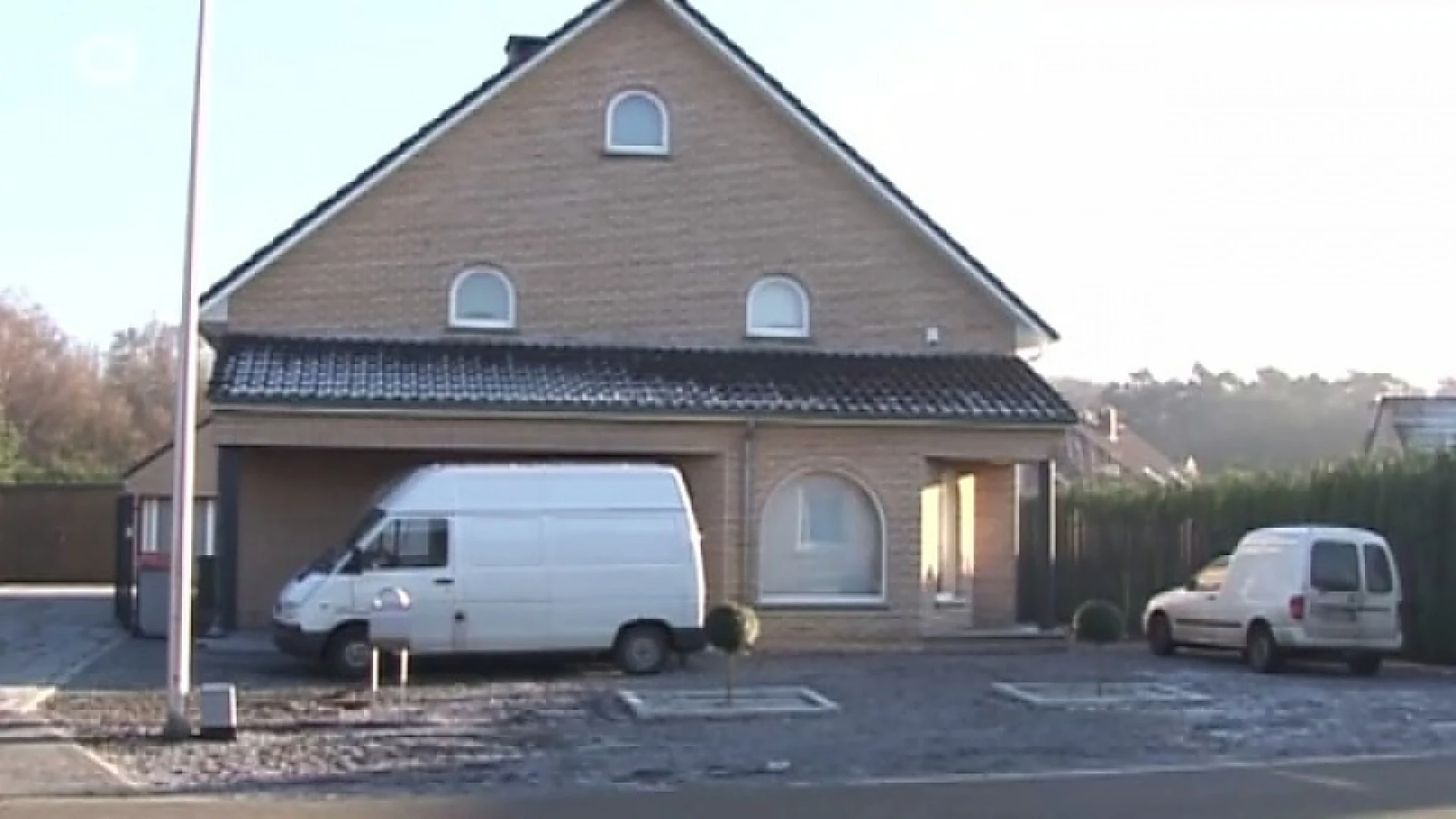 Voor 1 miljard euro valse facturen en enorm wapenarsenaal in huis