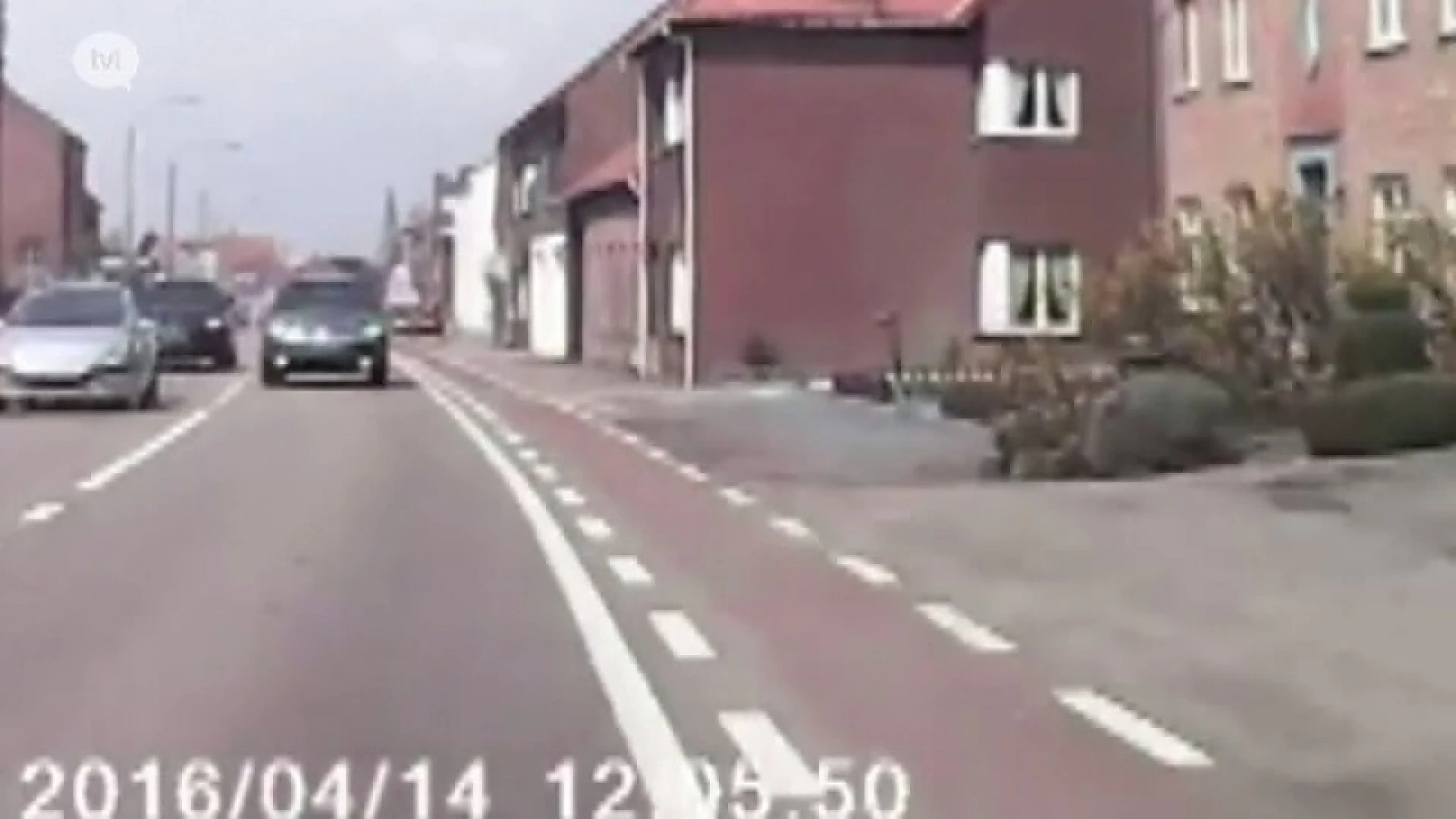 Wegpiraat in Bilzen haalt auto's voorbij net voor bocht