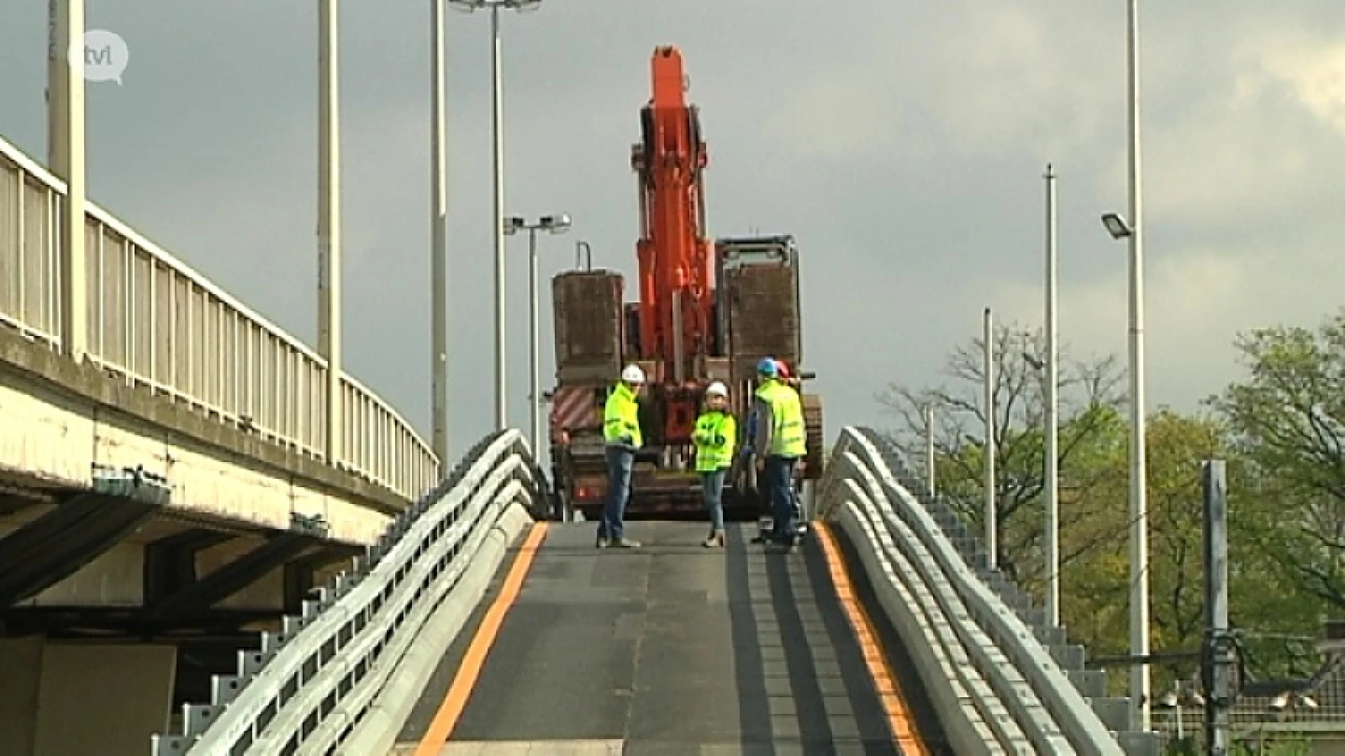 Vrachtwagen verspert Philipsbrug Hasselt