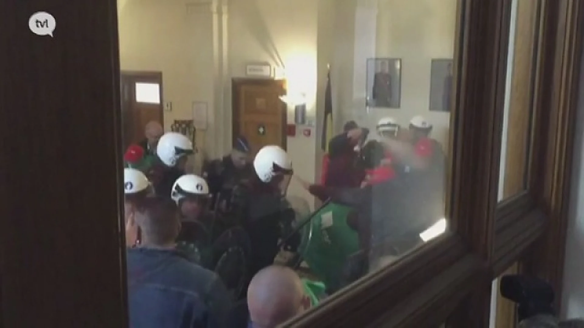 Stakende cipiers brengen vernielingen aan in kabinet Geens