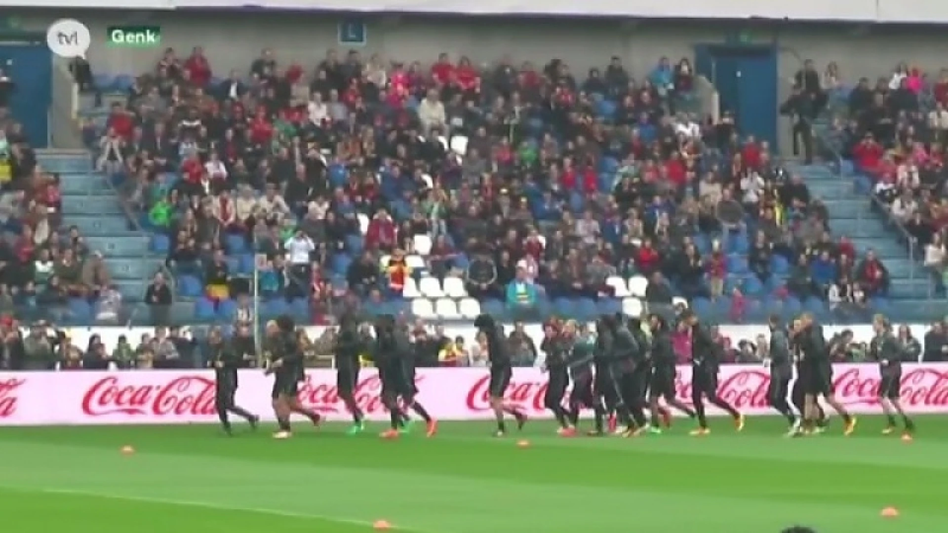 Supporters volgen training Rode Duivels in Cristal Arena