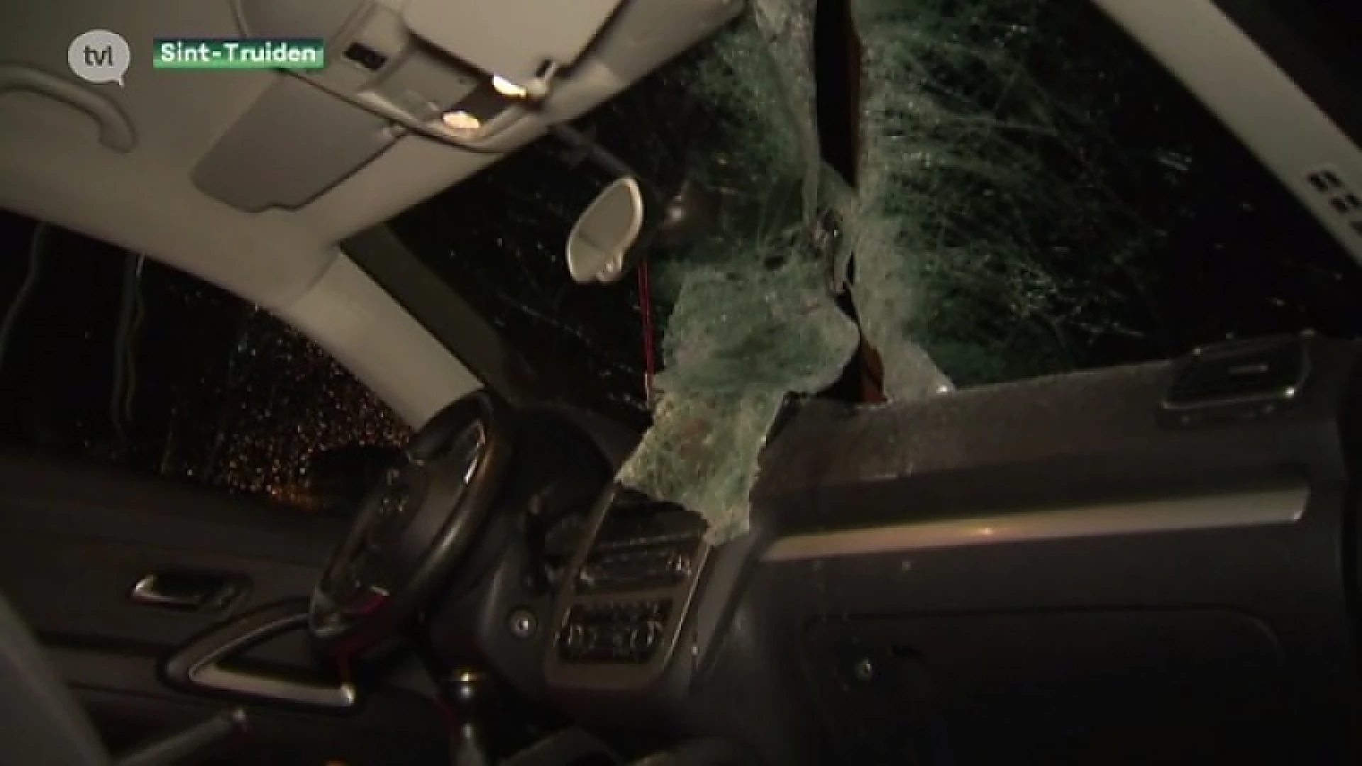 Sint-Truiden: verlichtingspaal door voorruit, treinreizigers zitten uren vast