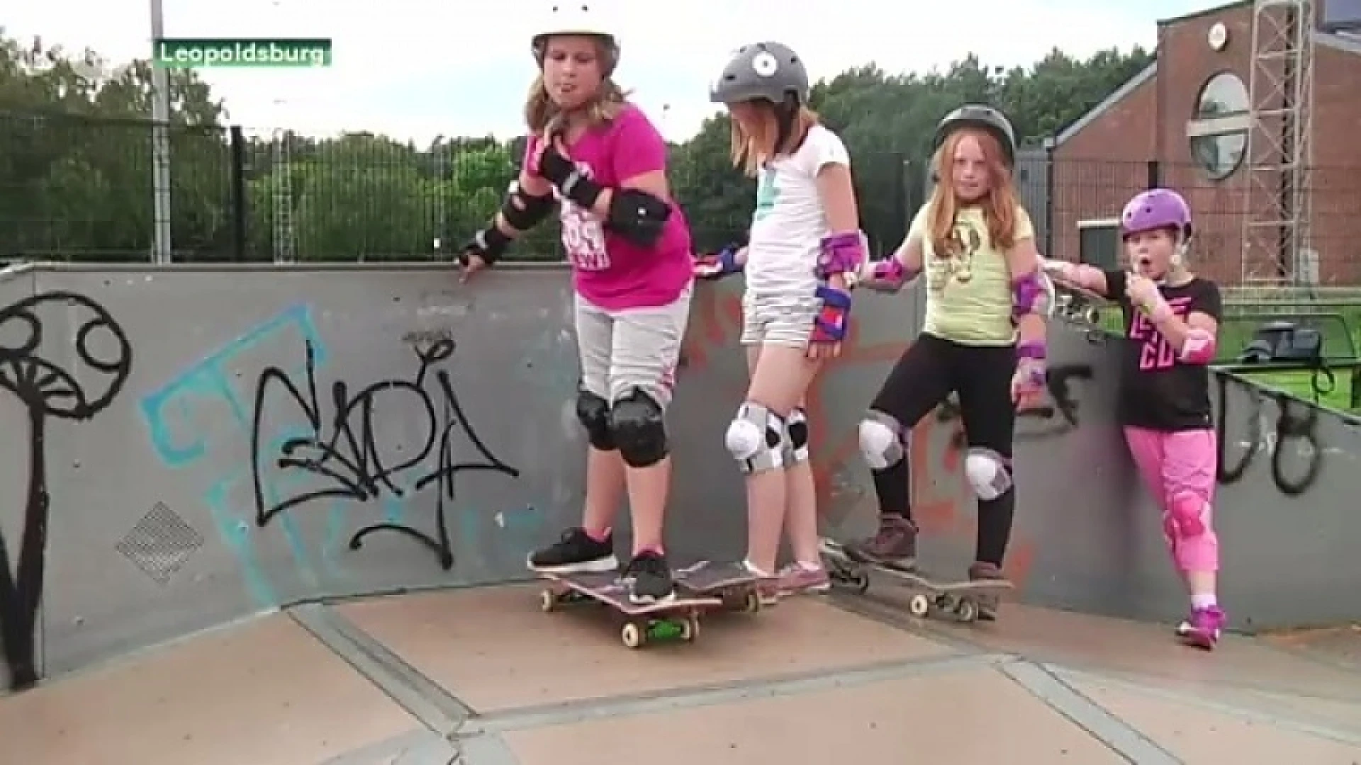 Meisjes tonen skateboardkunsten in Leopoldsburg