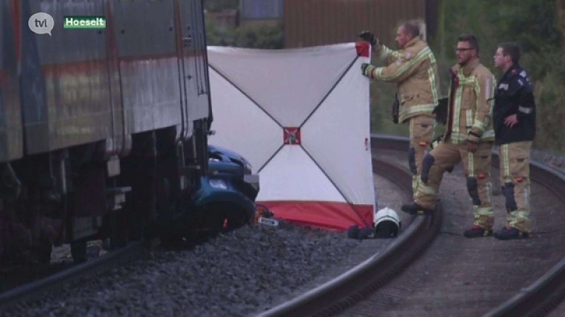 Auto onder trein in Hoeselt, bestuurder komt om het leven