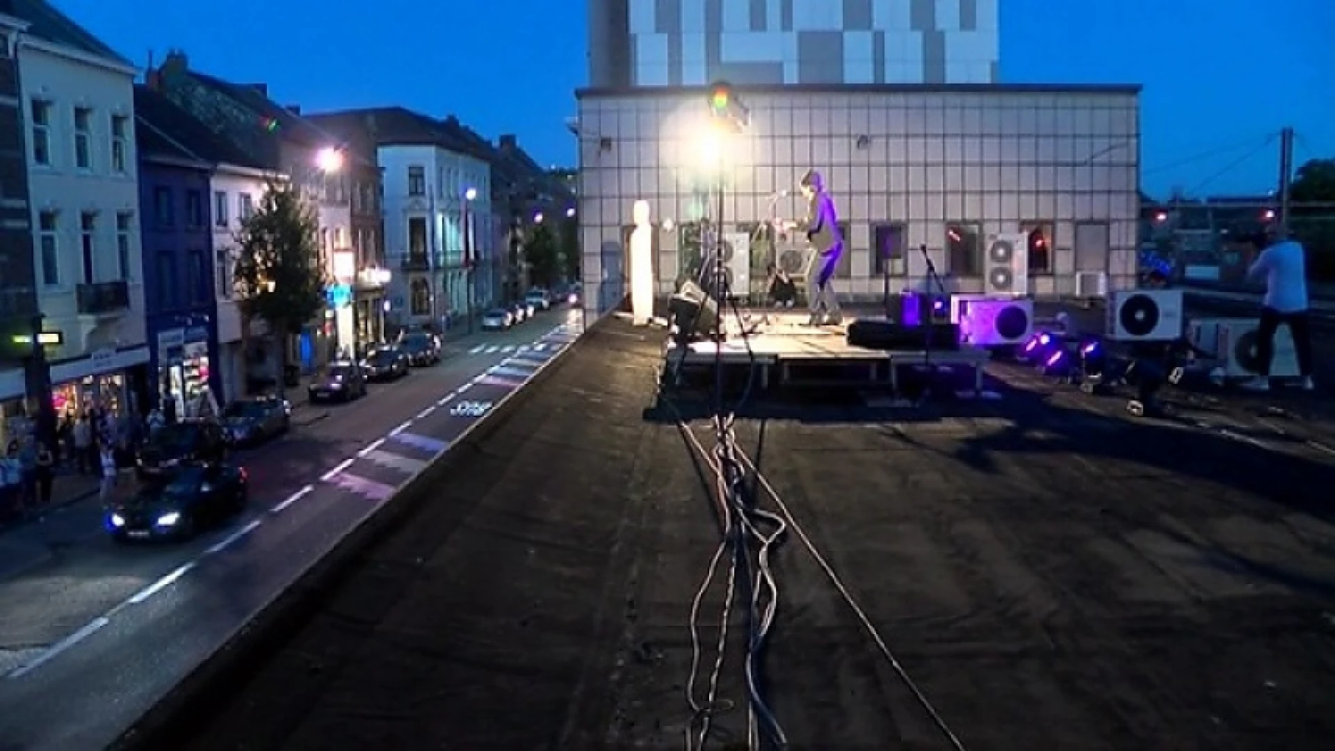 Maurits Pauwels geeft concert op dak van het station van Hasselt