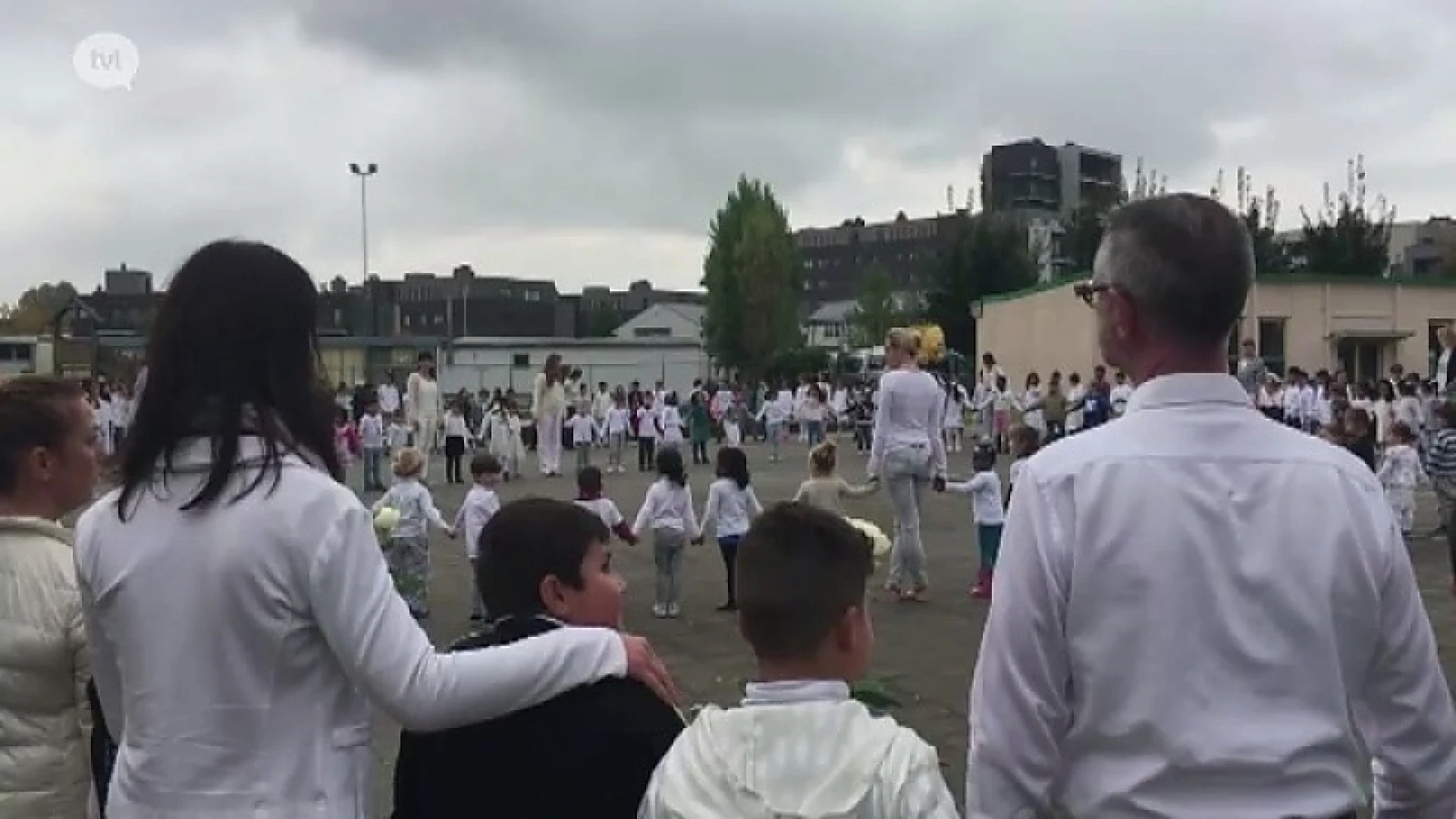 Leerlingen van Paul Marchal herdenken 20 jaar Witte Mars met witte kledij