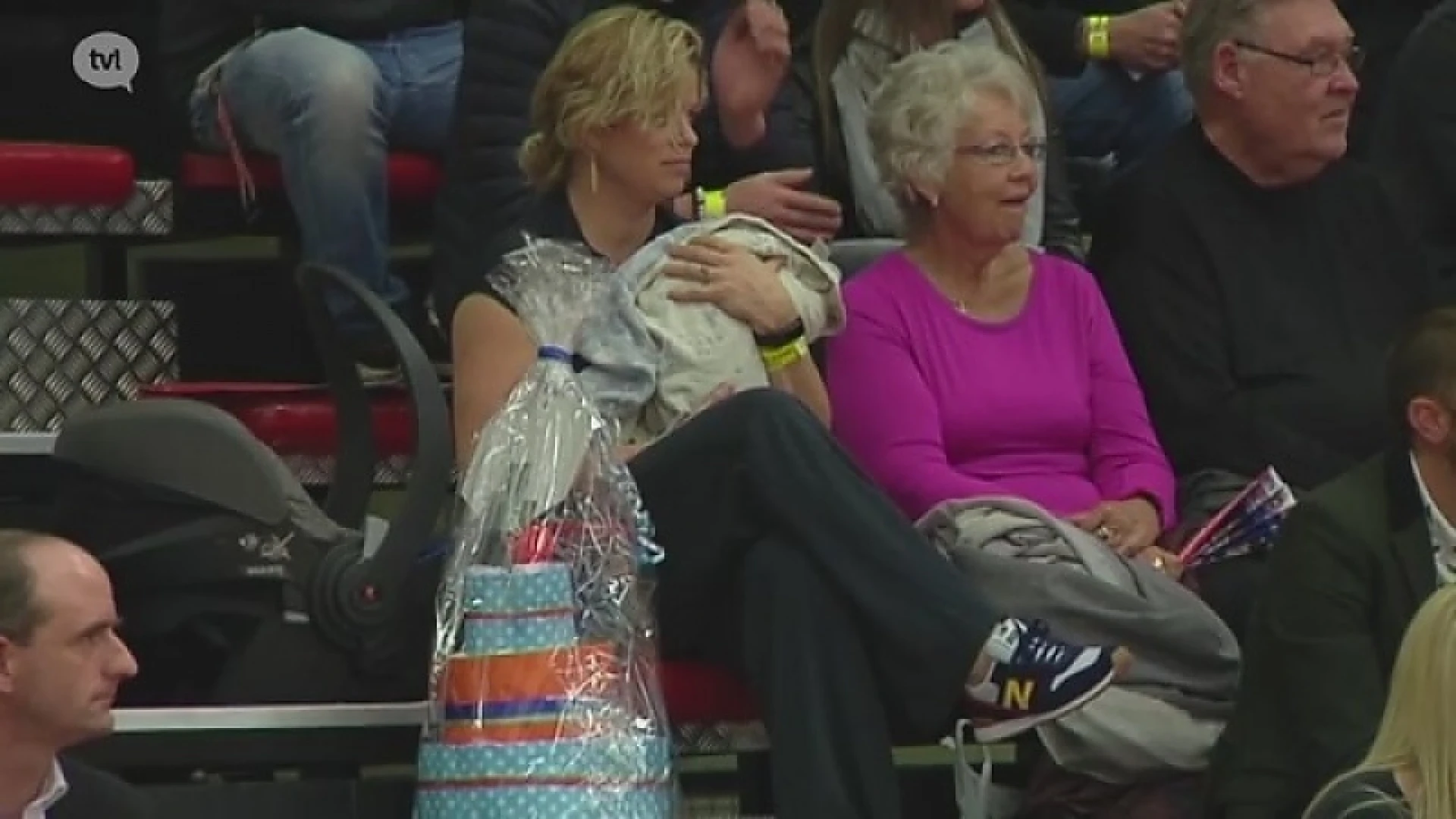 Kim Clijsters en kersverse baby supporteren voor Limburg United