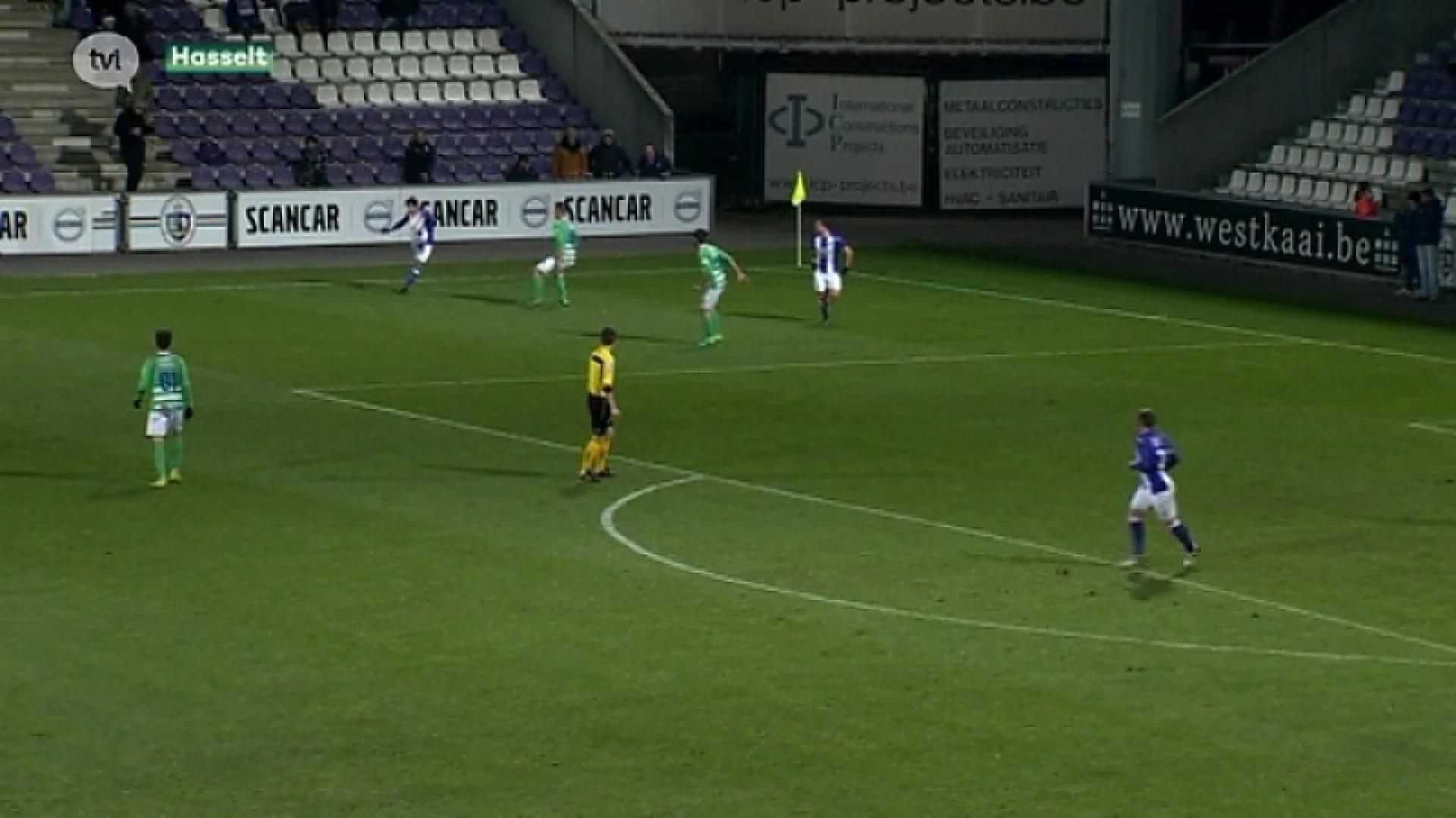 Supporters Beerschot Wilrijk zingen Stijnen toe na winst tegen Hasselt