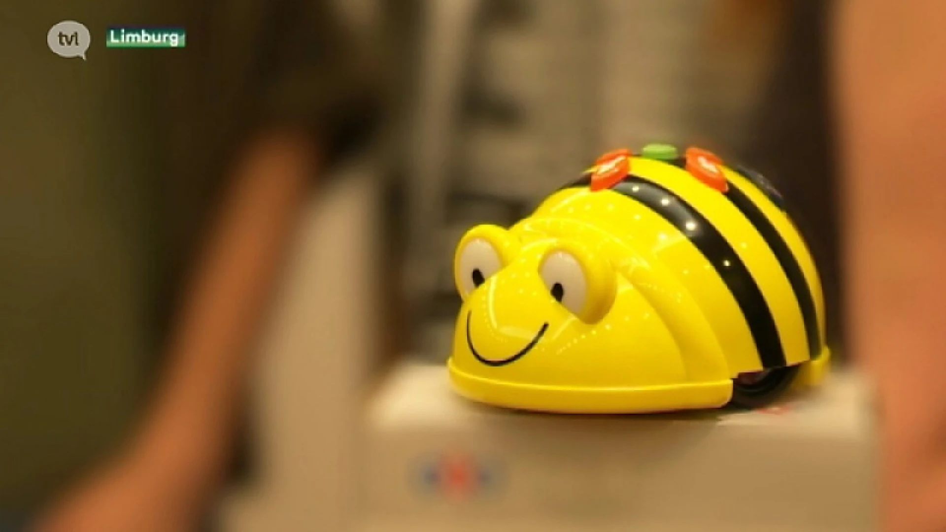 Robot Bee Bot leert kleuters op jonge leeftijd programmeren