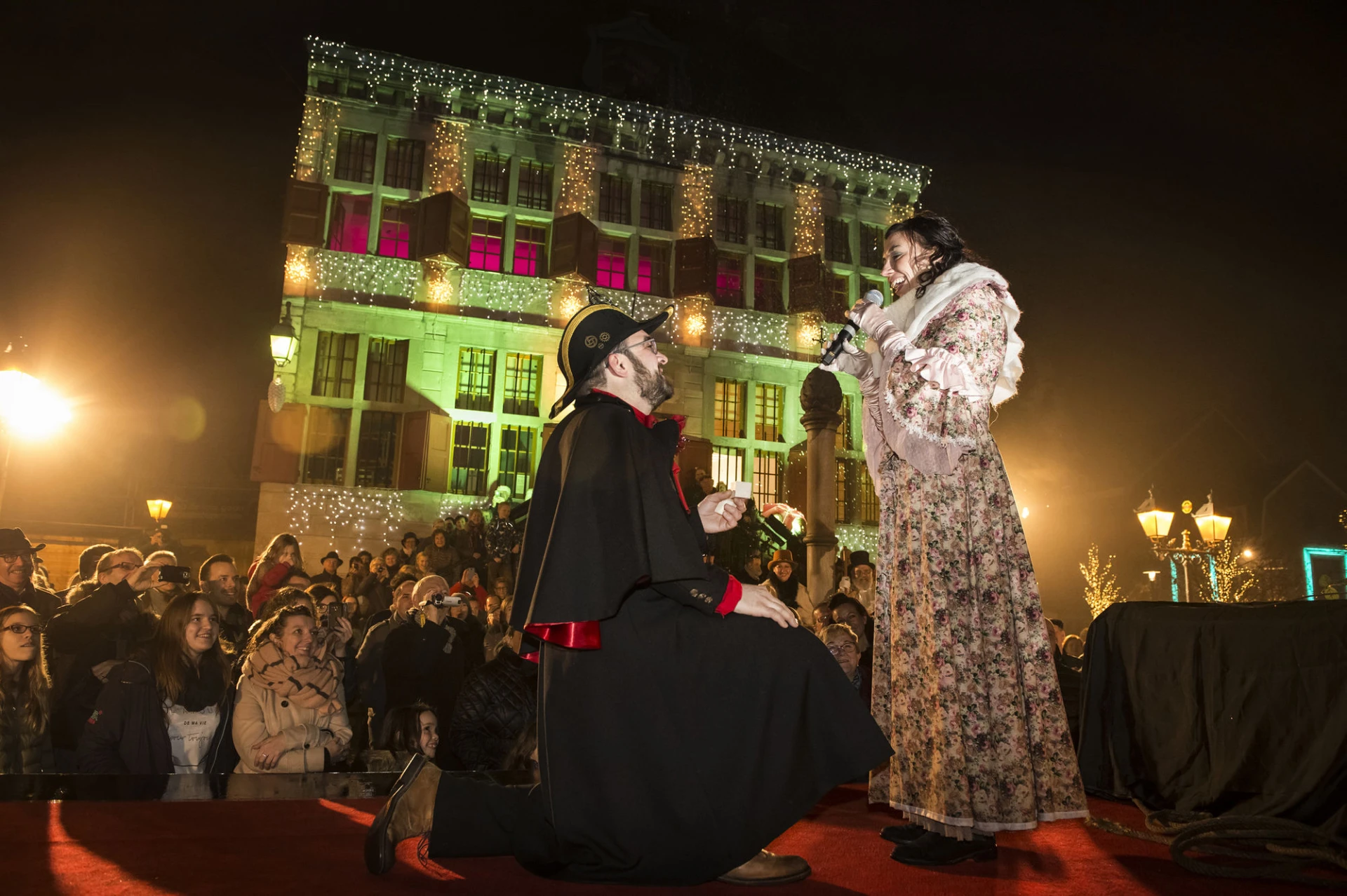Bilzerse acteur vraagt vriendin ten huwelijk op podium van Dickens '16