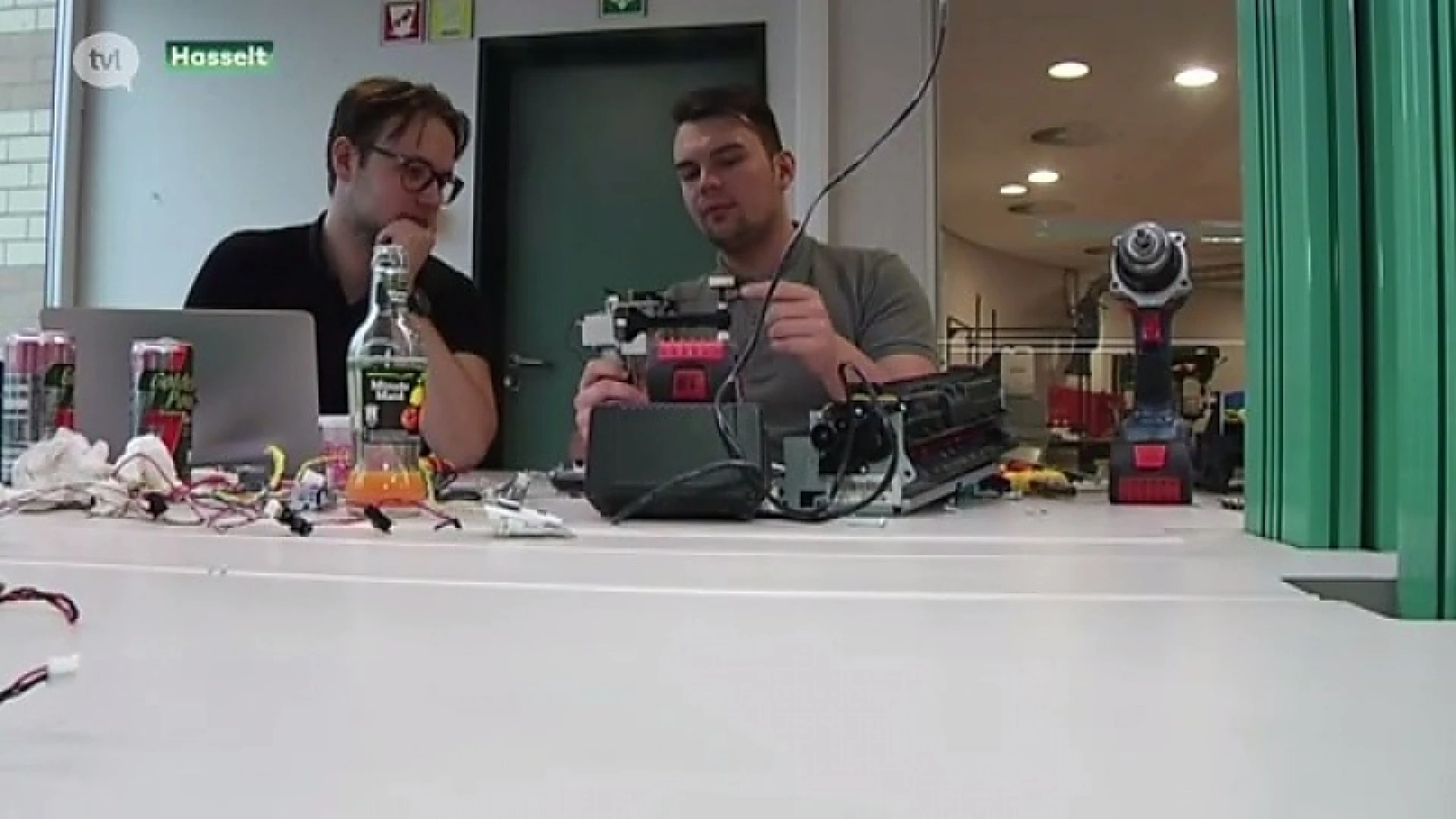 Een printer die een schietende robot wordt? Studenten maken iets hip van oude elektronica