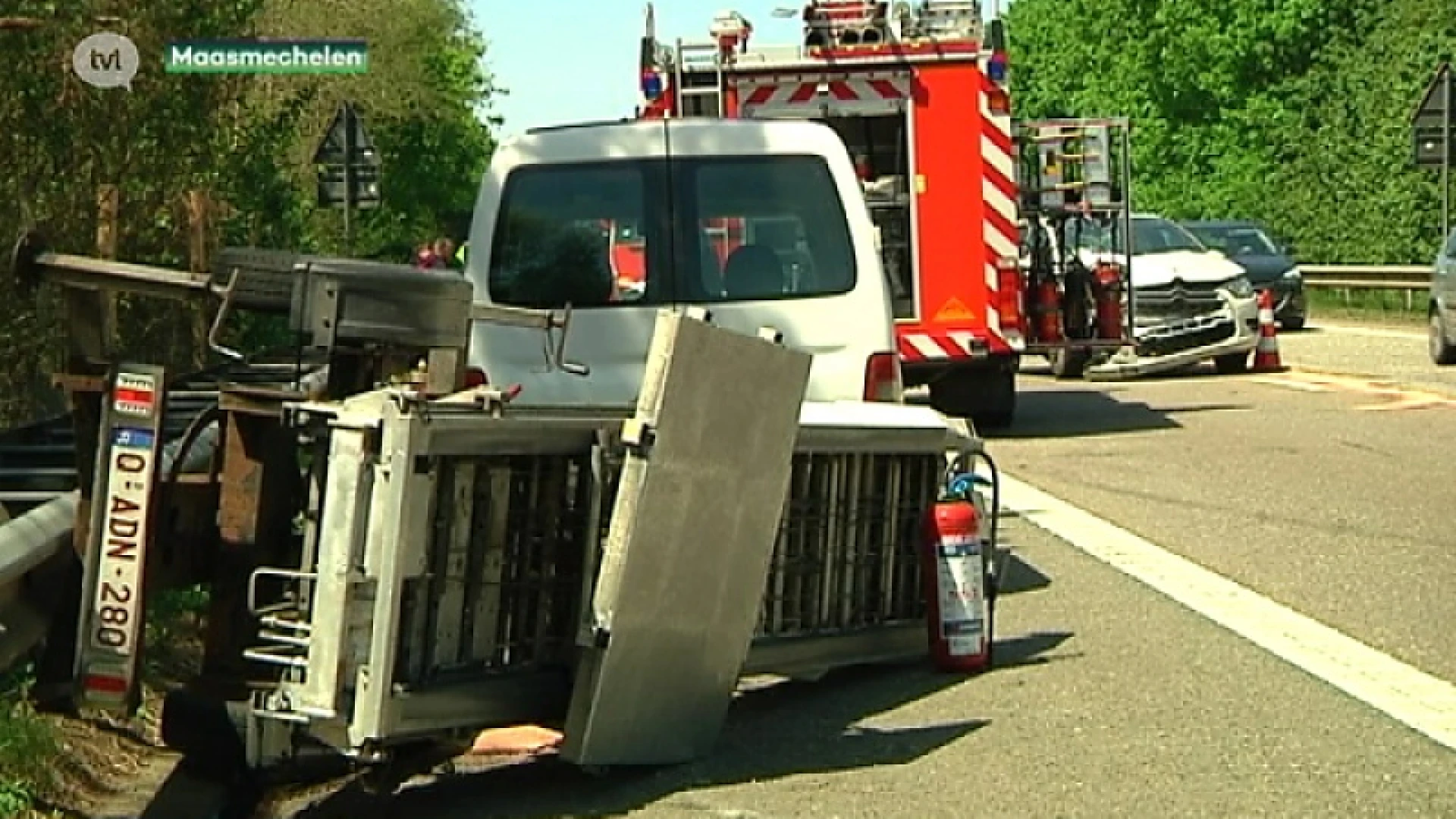 Vrachtwagen over de kop in Maasmechelen