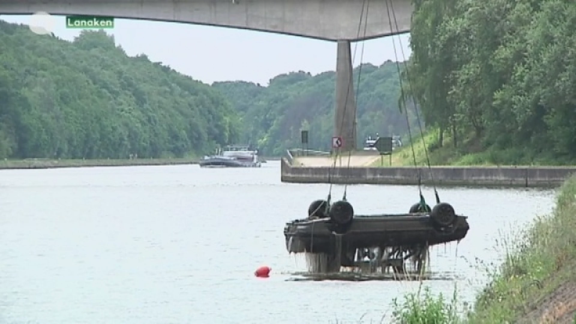 Autowrakken uit kanaal gehaald in Lanaken