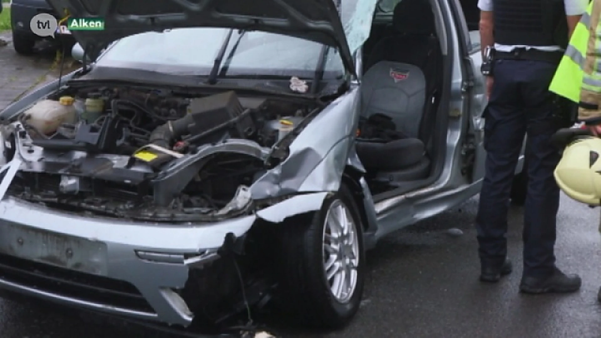 Vrachtwagen die door groen licht rijdt, botst op auto in Alken