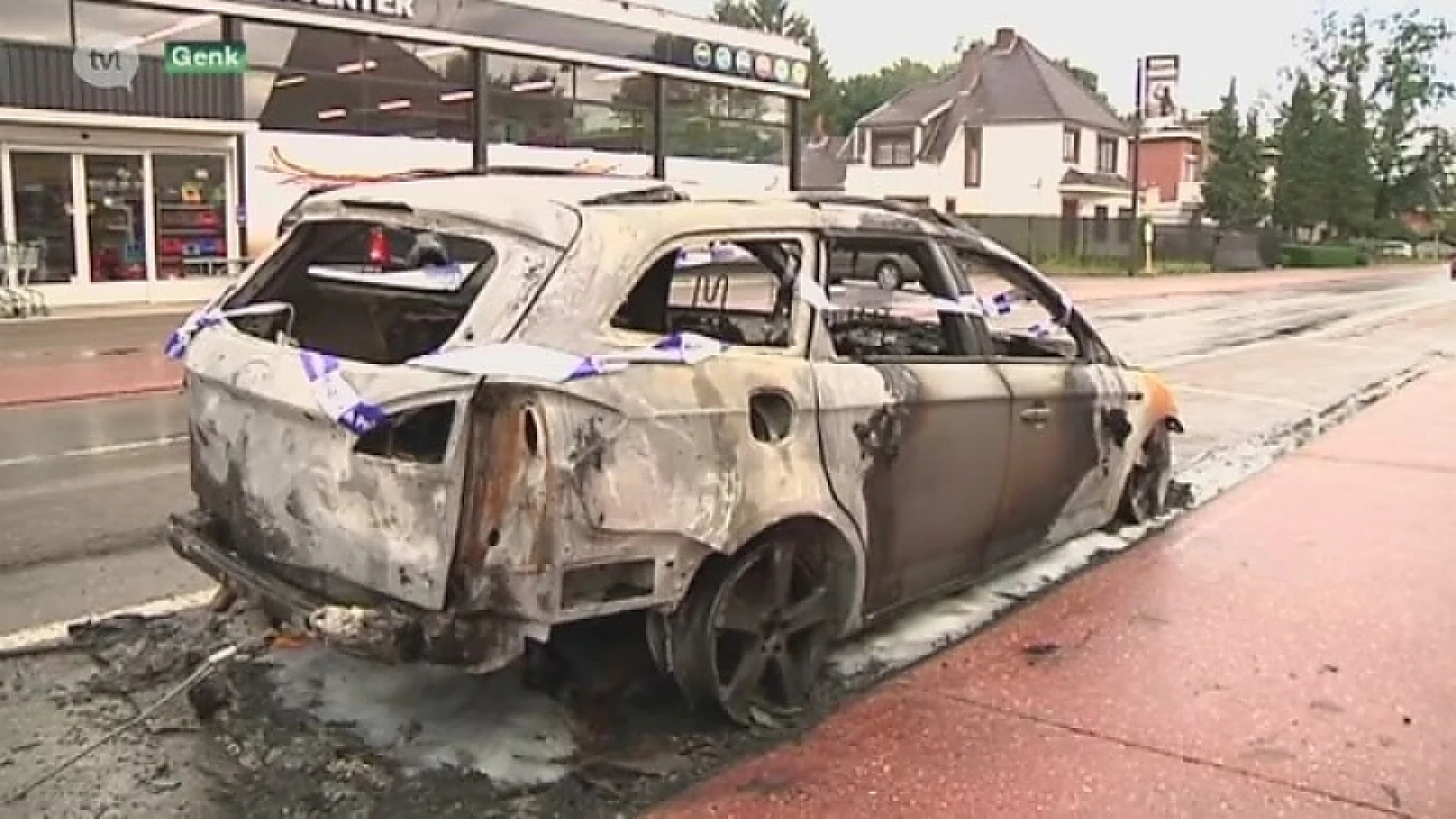 Camera filmt man die auto in brand steekt in Genk