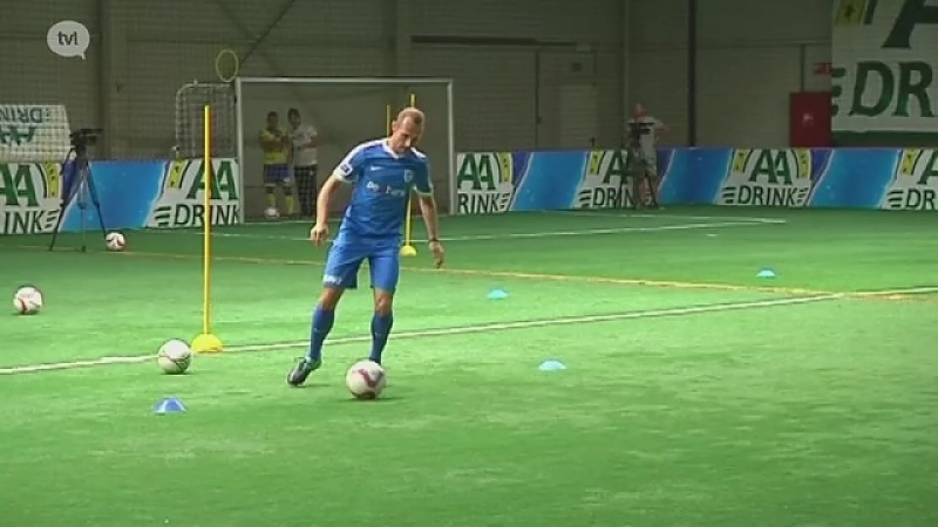 Thomas Buffel van KRC Genk probeert het parcours van De Dribbelkoning al uit