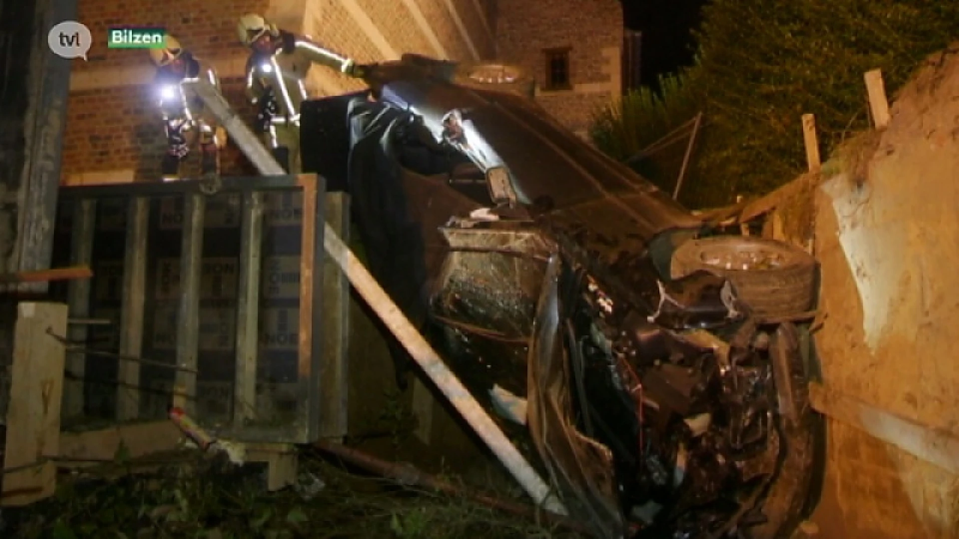 Auto belandt in bouwput aan Alden Biesen